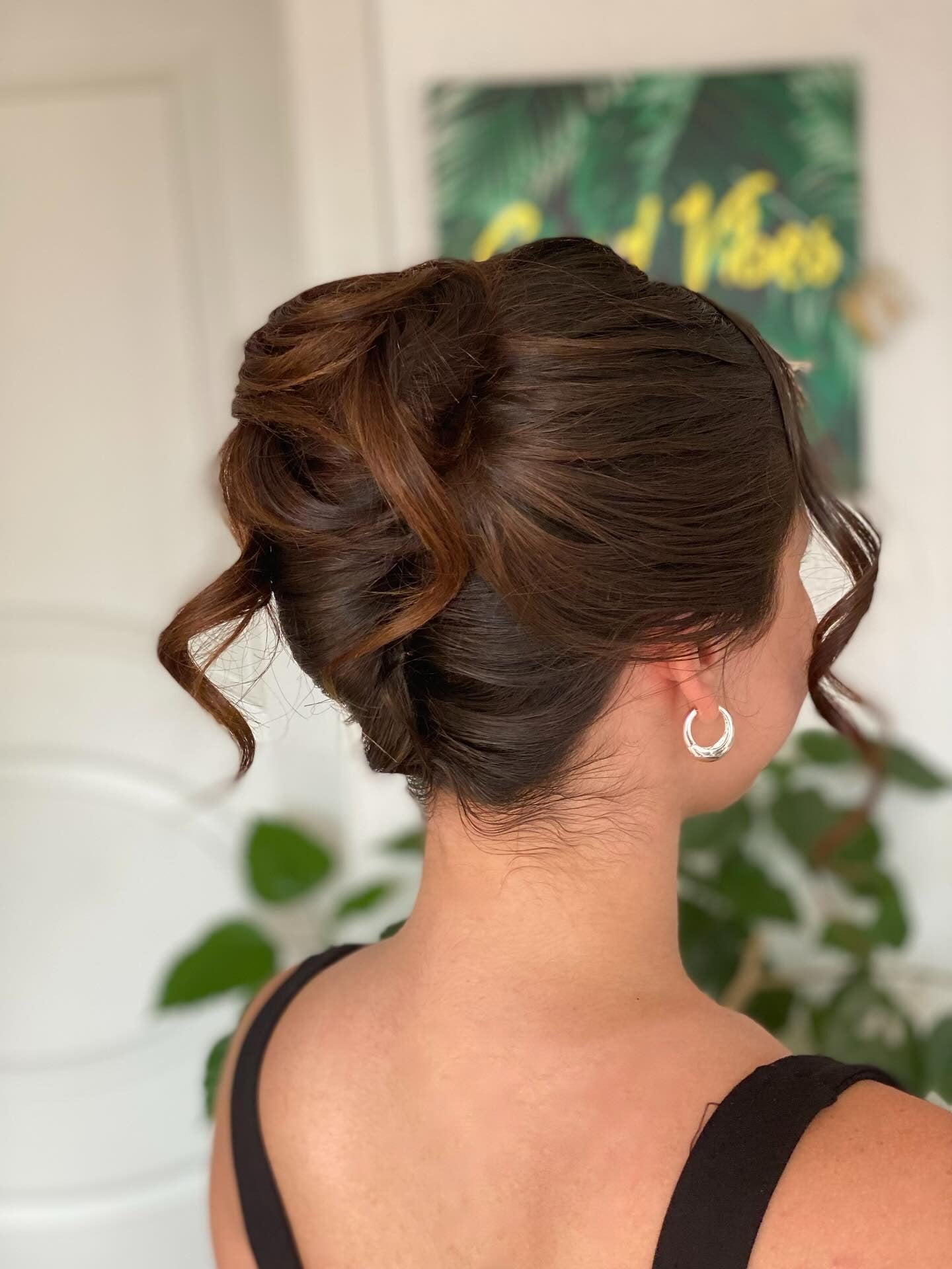 6. Elegantes verdrehtes Brötchen mit losen Strängen (elegante Frisuren)