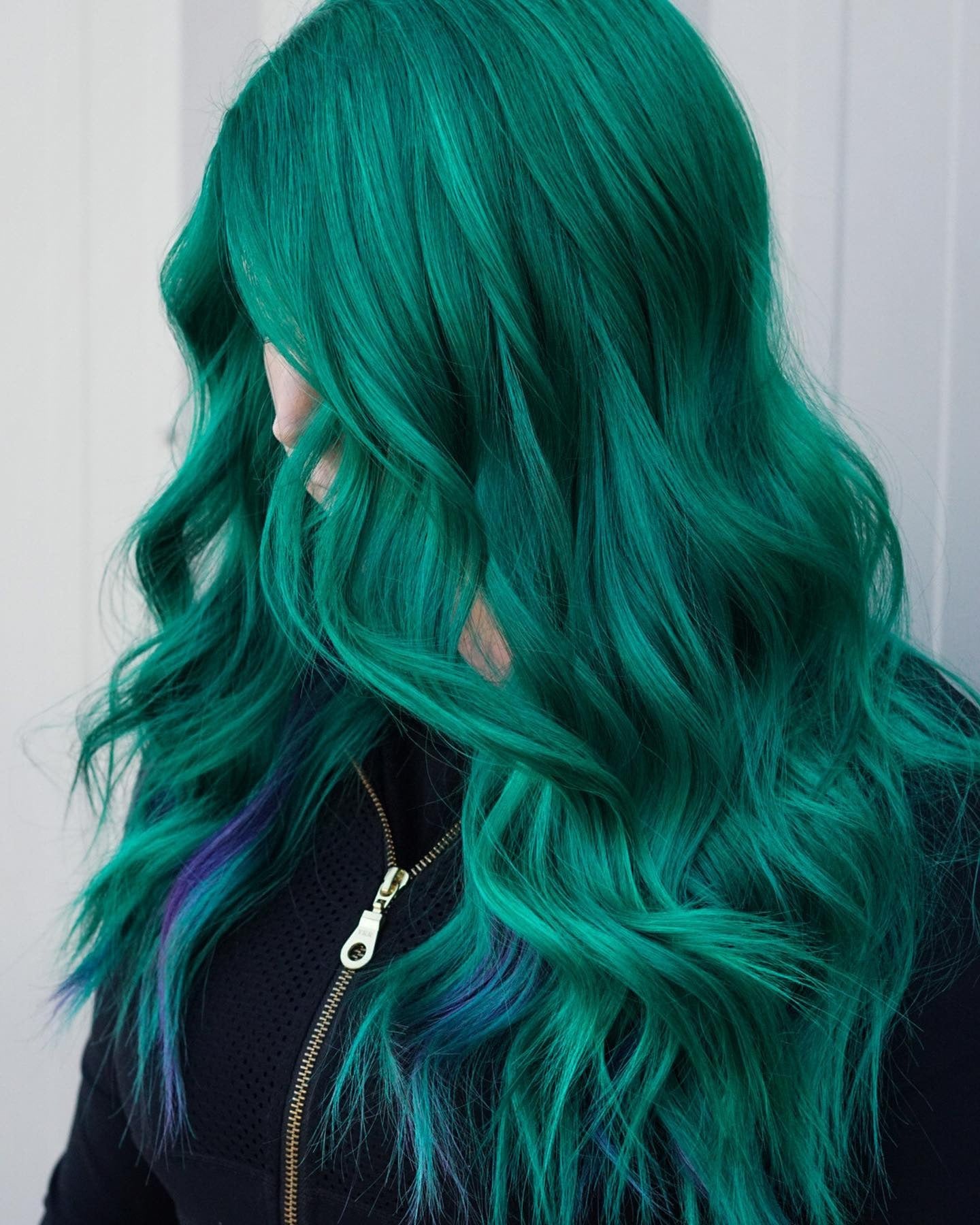 6. Emerald blaugrüne Wellen (blaugrüne Haarfarbe)