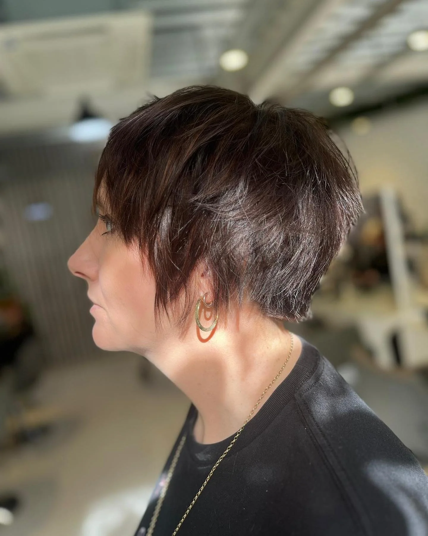6. Espressobrauner Choppy Pixie Bob mit Undercut (kurzes, abgehacktes Haar)