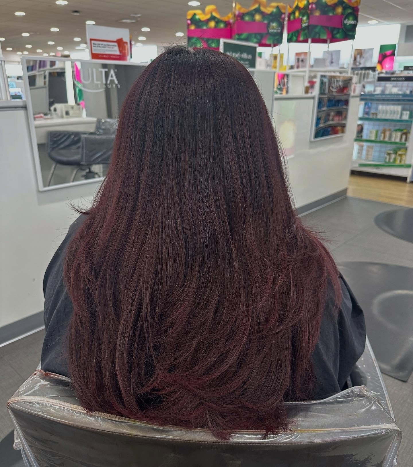 6. Federned Schichten mit kühlen Burgunderuntertönen (dunkle burgundige Haarfarbe)