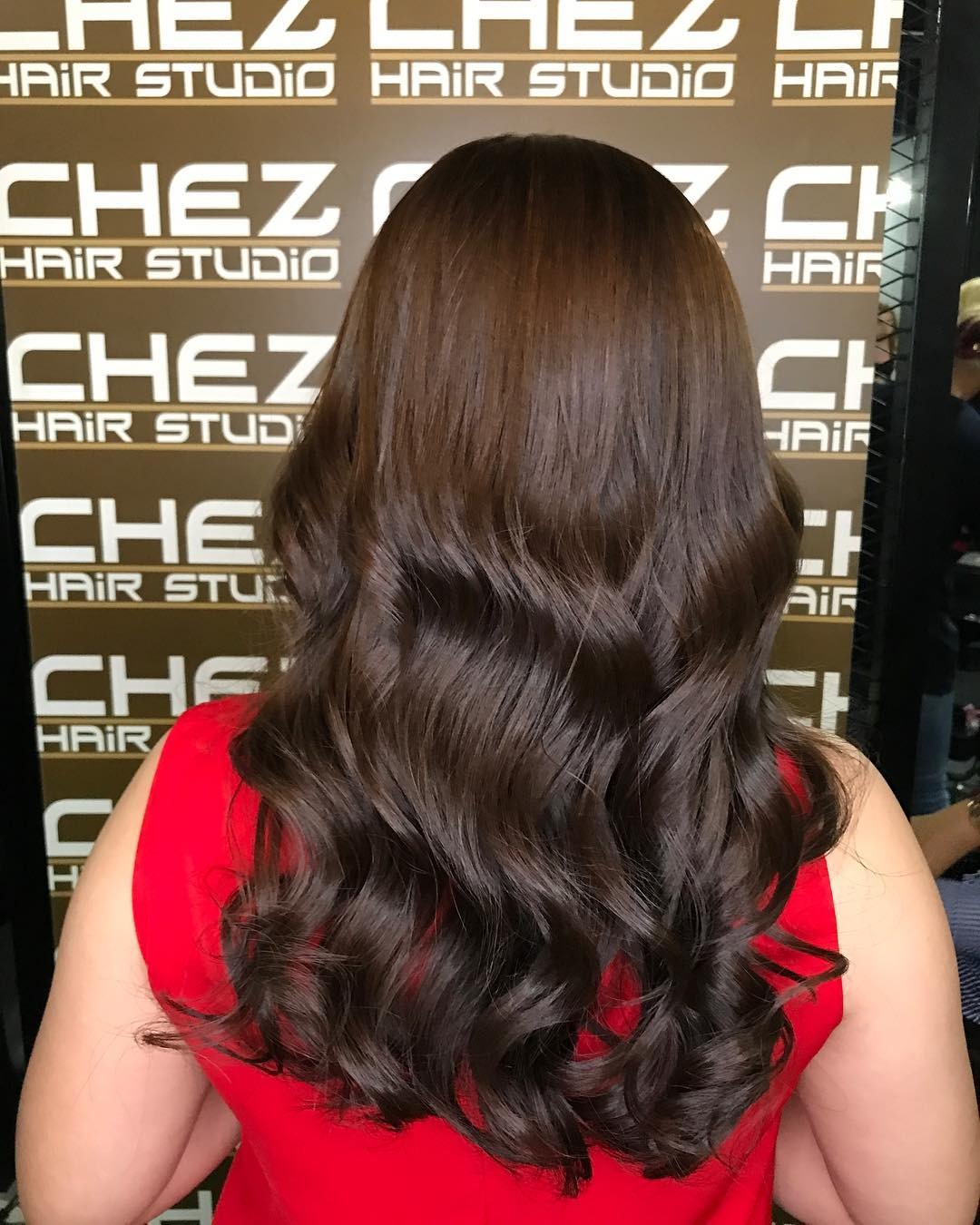 6. Volle Locken mit Kastanienglanz (mittlere braune Haarfarbe)