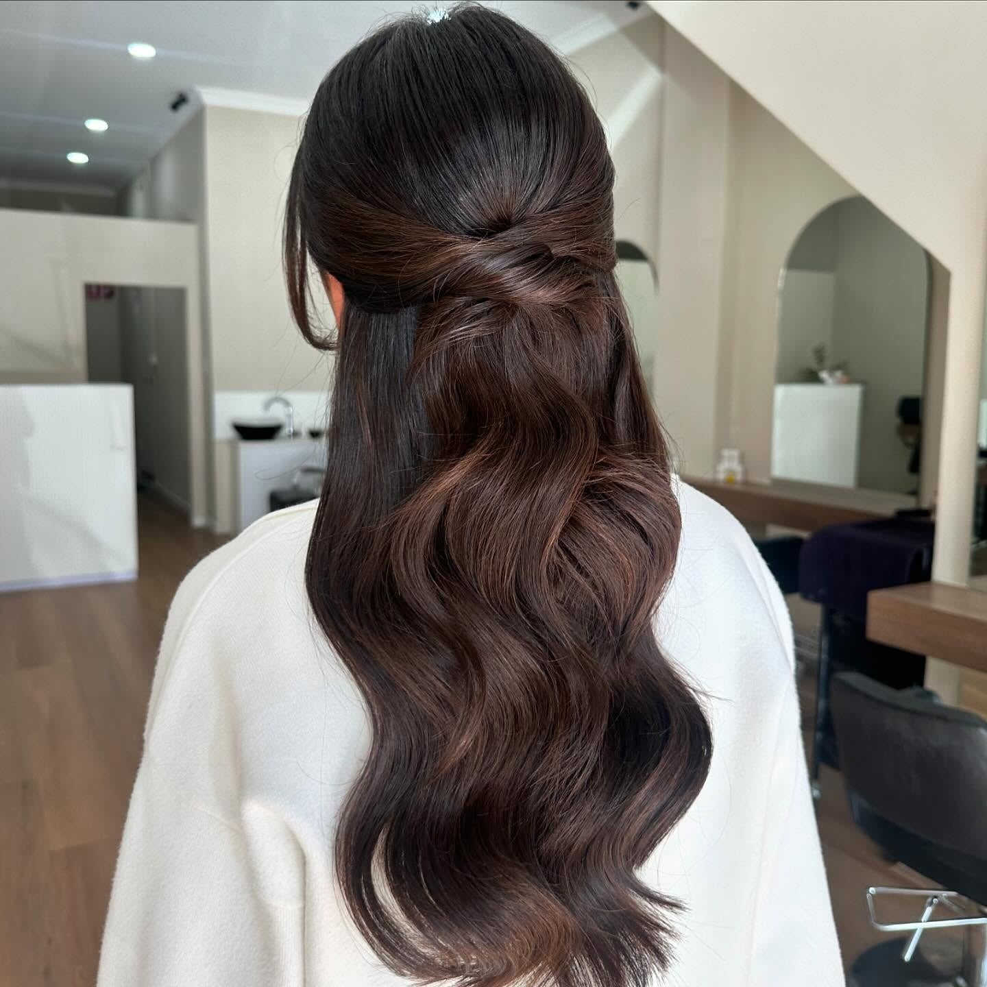 6. Hochglänzende Brünette Halb-up-Twist (halb nach oben nach oben Frisuren)