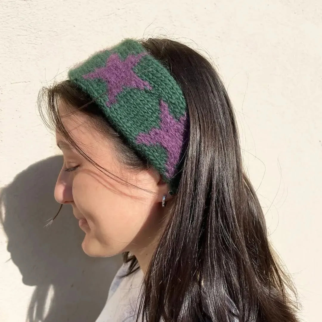 6. Hochglänzende Brünette mit gestricktem Sternstirnband (Stirnbandfrisuren)