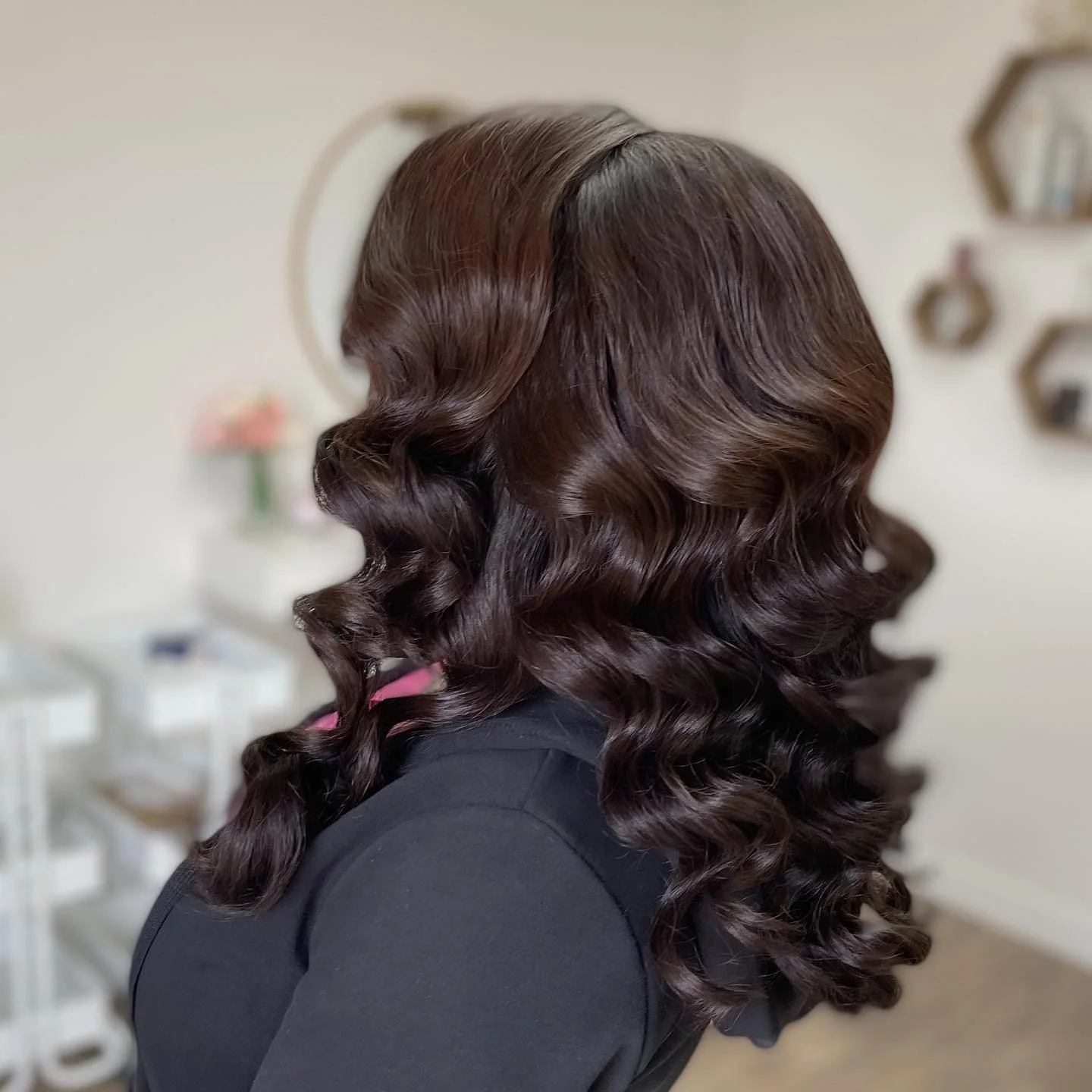 6. Glänzende Espresso-Fingerwellen (Vintage-Locken-Frisuren)