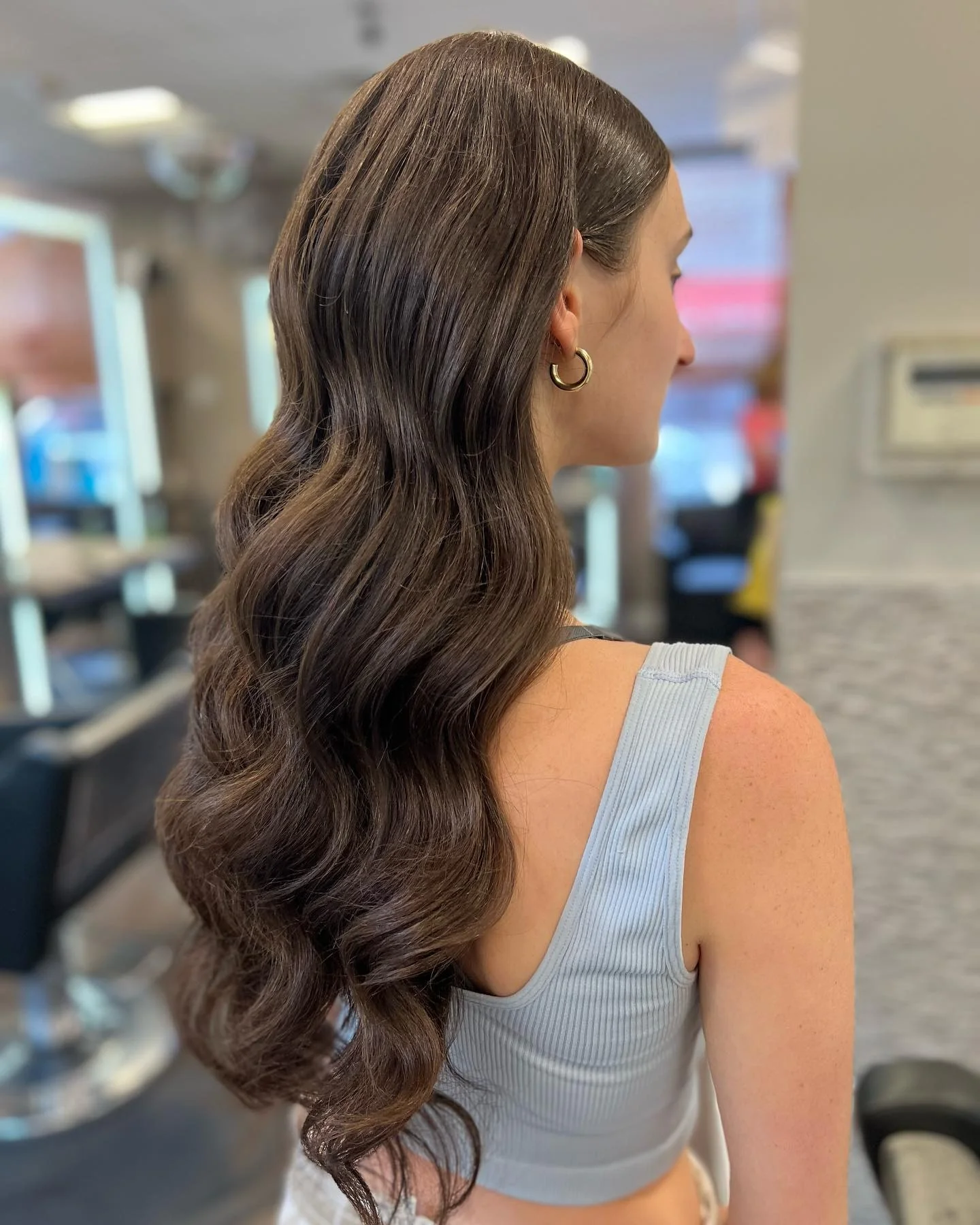 6. Glänzende, lockere Wellen in sattem Schokoladenbraun (Ballfrisuren)