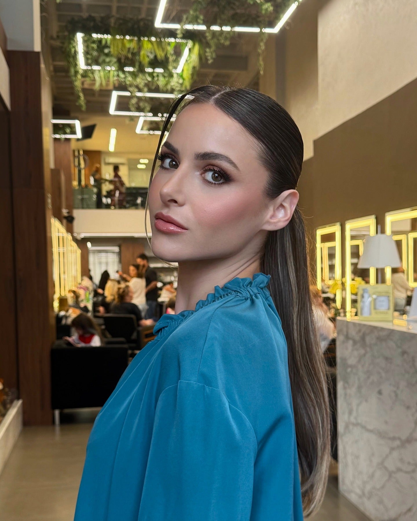 6. Glatter Mokka-Pferdeschwanz (Sleek Low Ponytail)