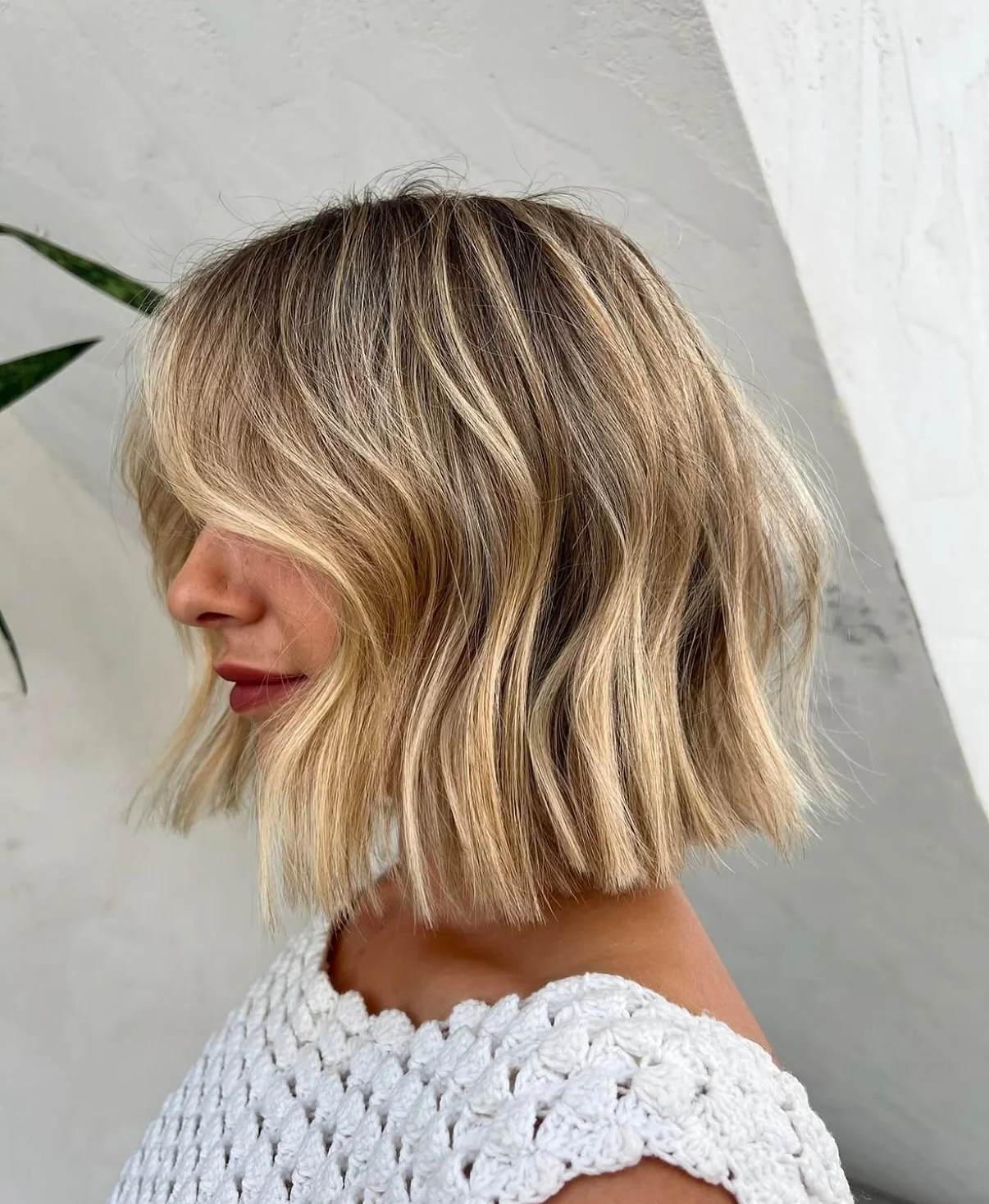 6. Golden Beach Bob mit geschichteter Textur (unordentlicher Haarschnitt für Frauen)