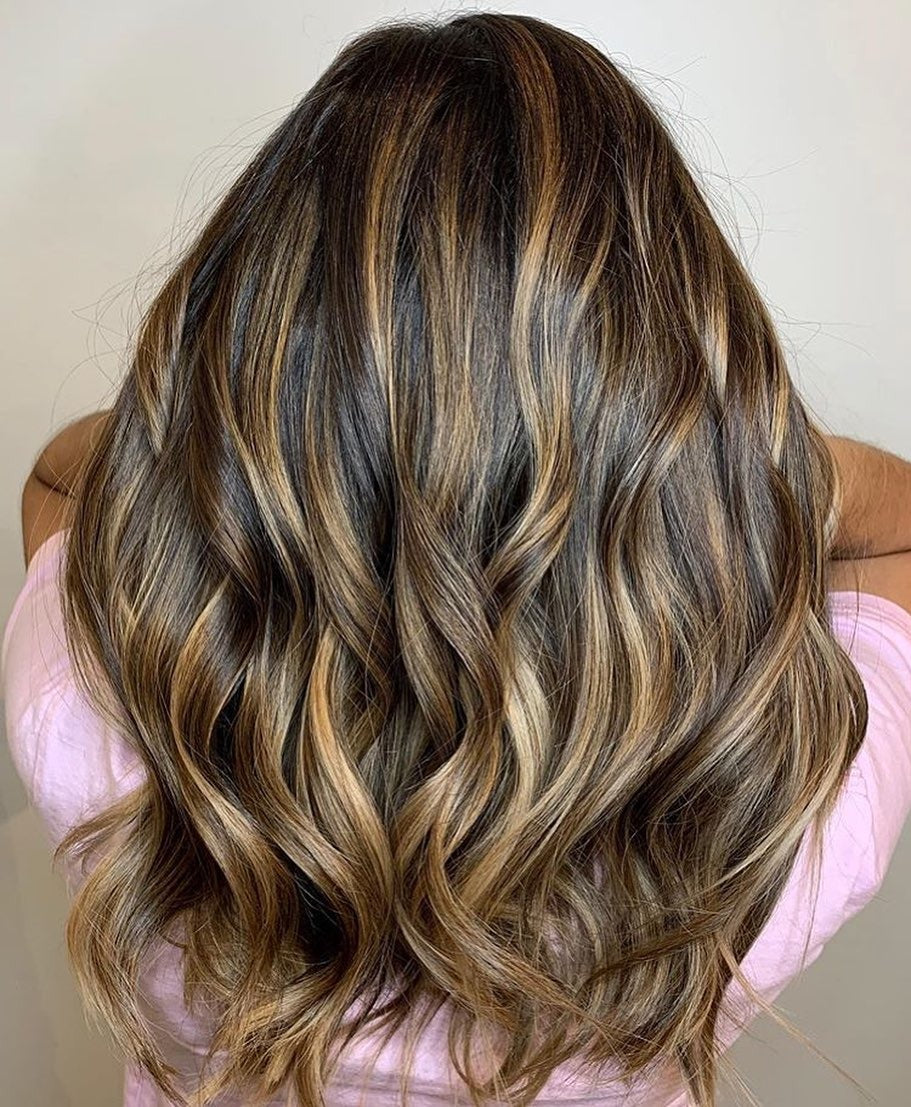 6. Golden Caramel Balayage auf Mocha Waves (Karamell-Mokka-Haarfarbe)