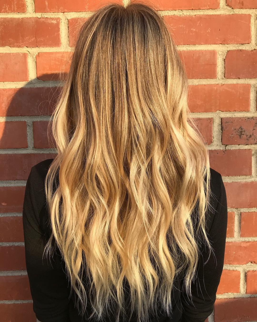6. Goldene Wurzelschmelze mit blonden Enden (golden blonde Haarfarbe)
