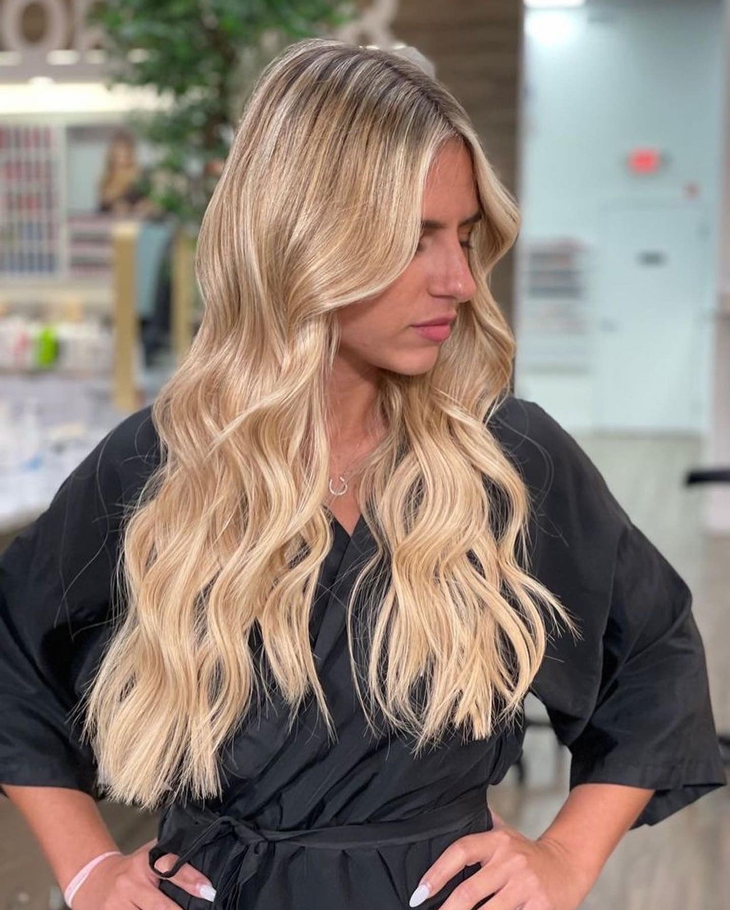 6. Goldene sandige Blondine mit Mitte Teilwellen (sandige blonde Haarfarbe)