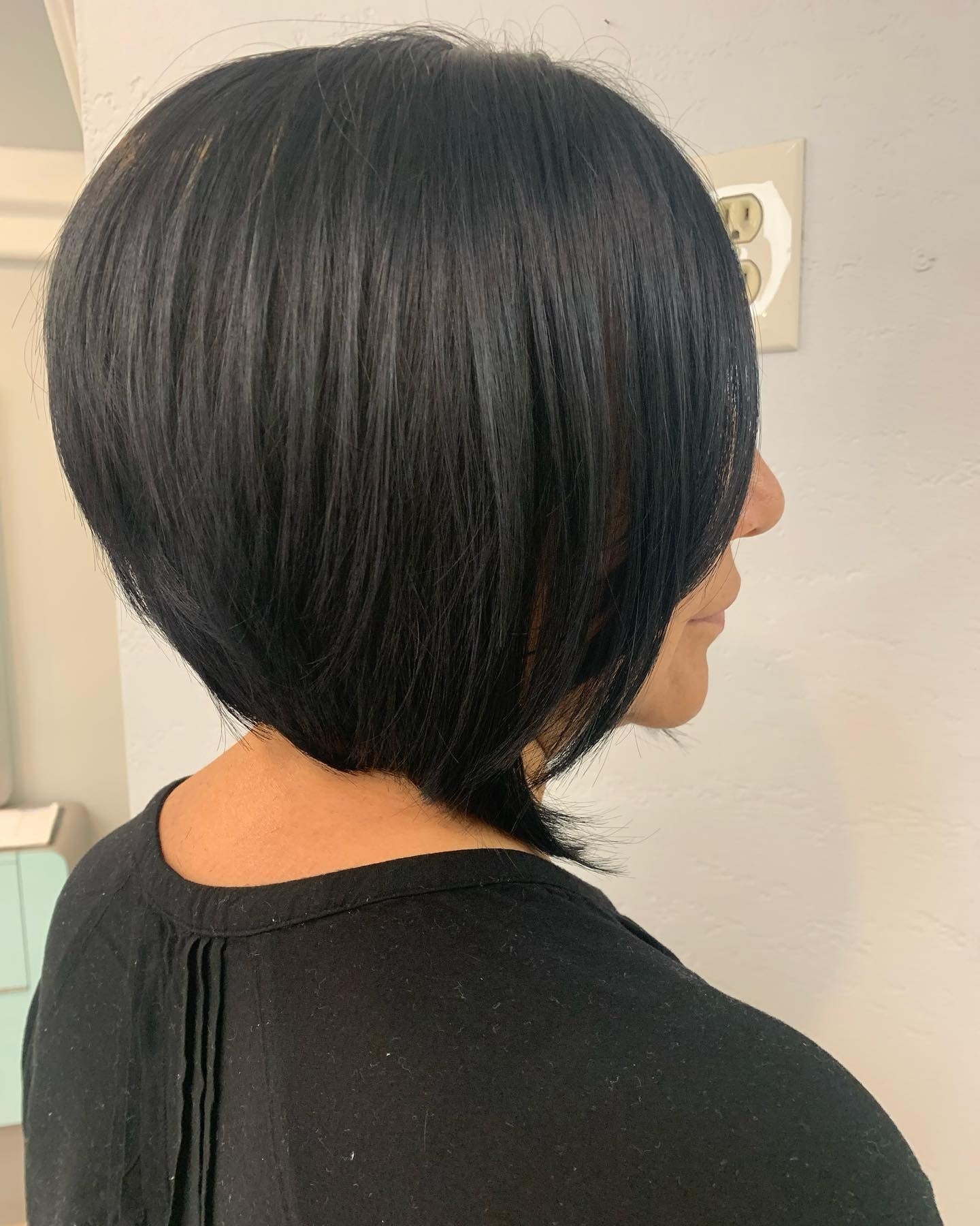 6. Bob mit Jet Black Shine (Layered Bob Frisuren)