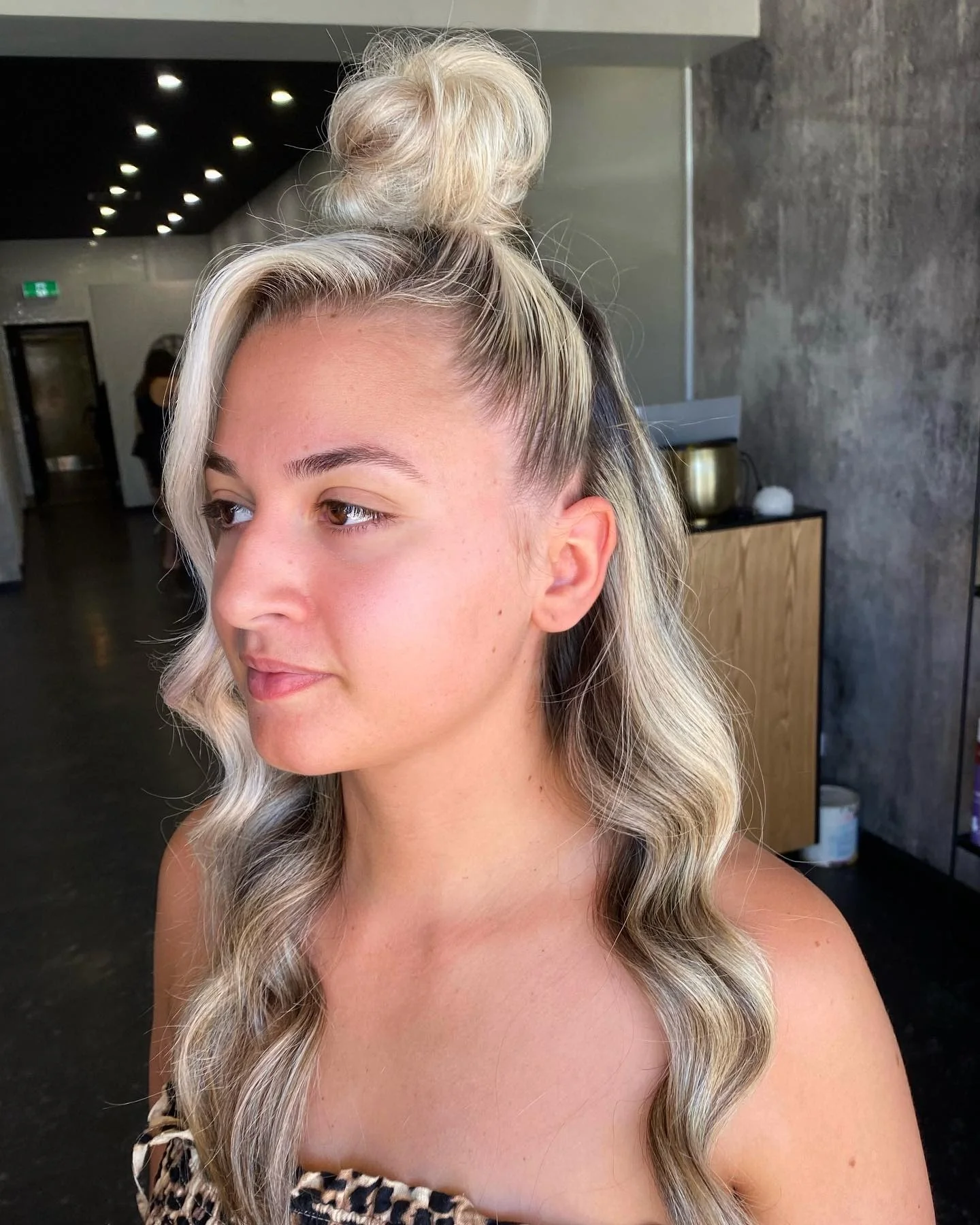 6. Halbhochgesteckter blonder Knoten mit kaskadierenden Wellen (Top-Knoten-Frisuren)