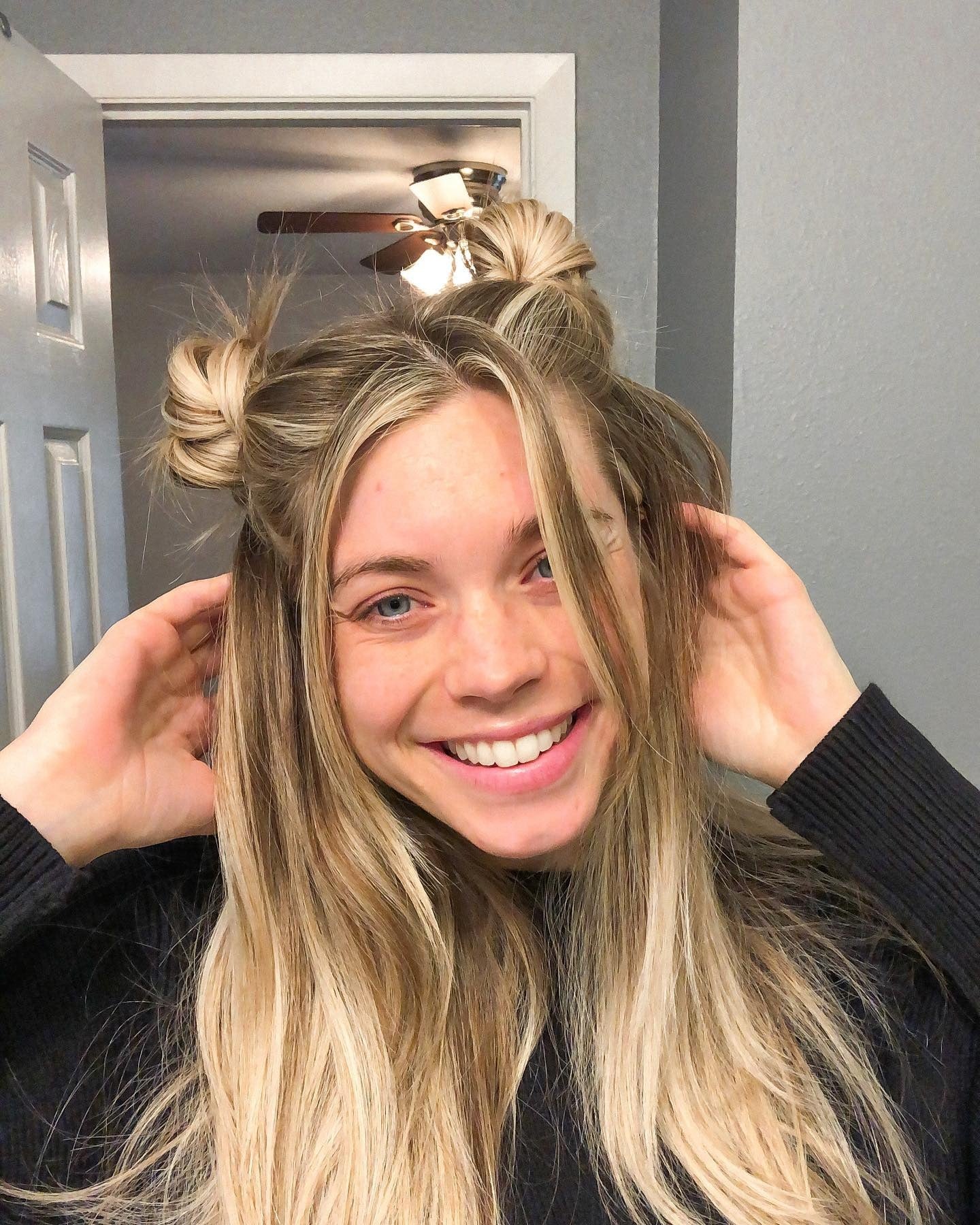 6. Halb-up-Weltraumbrötchen auf langem blondem Haar (Space Buns Frisuren)