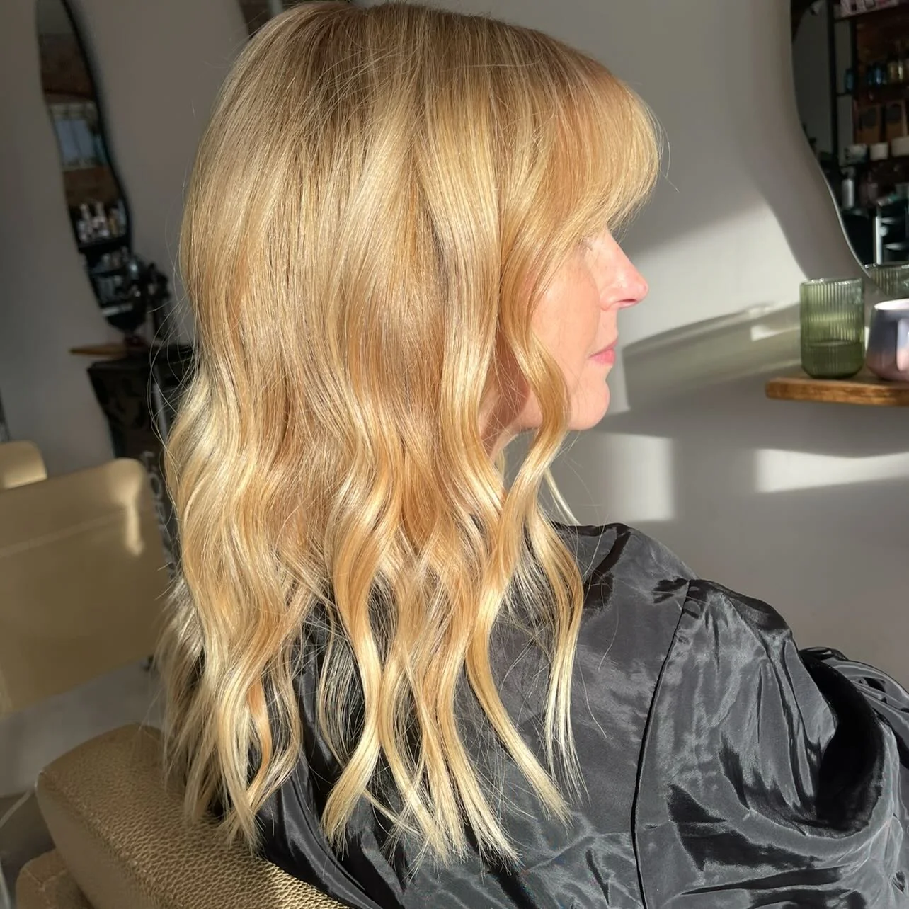 6. Honigblonde, zerzauste mittellange Wellen mit Fransen (Honigblonde Haarfarbe)