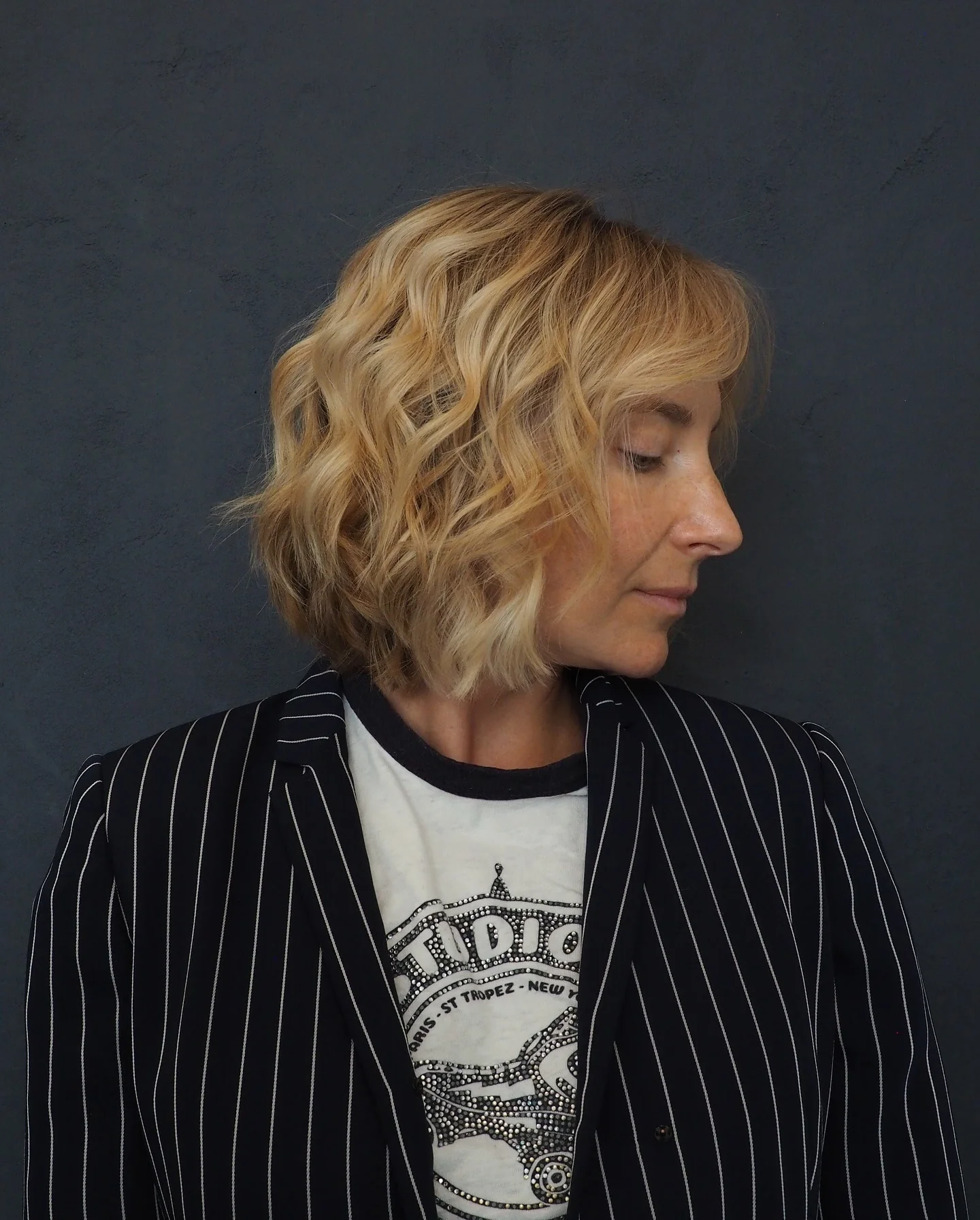 6. Honigblonder gewellter Bob mit weichen Schichten (gewelltes Bob-Haar)