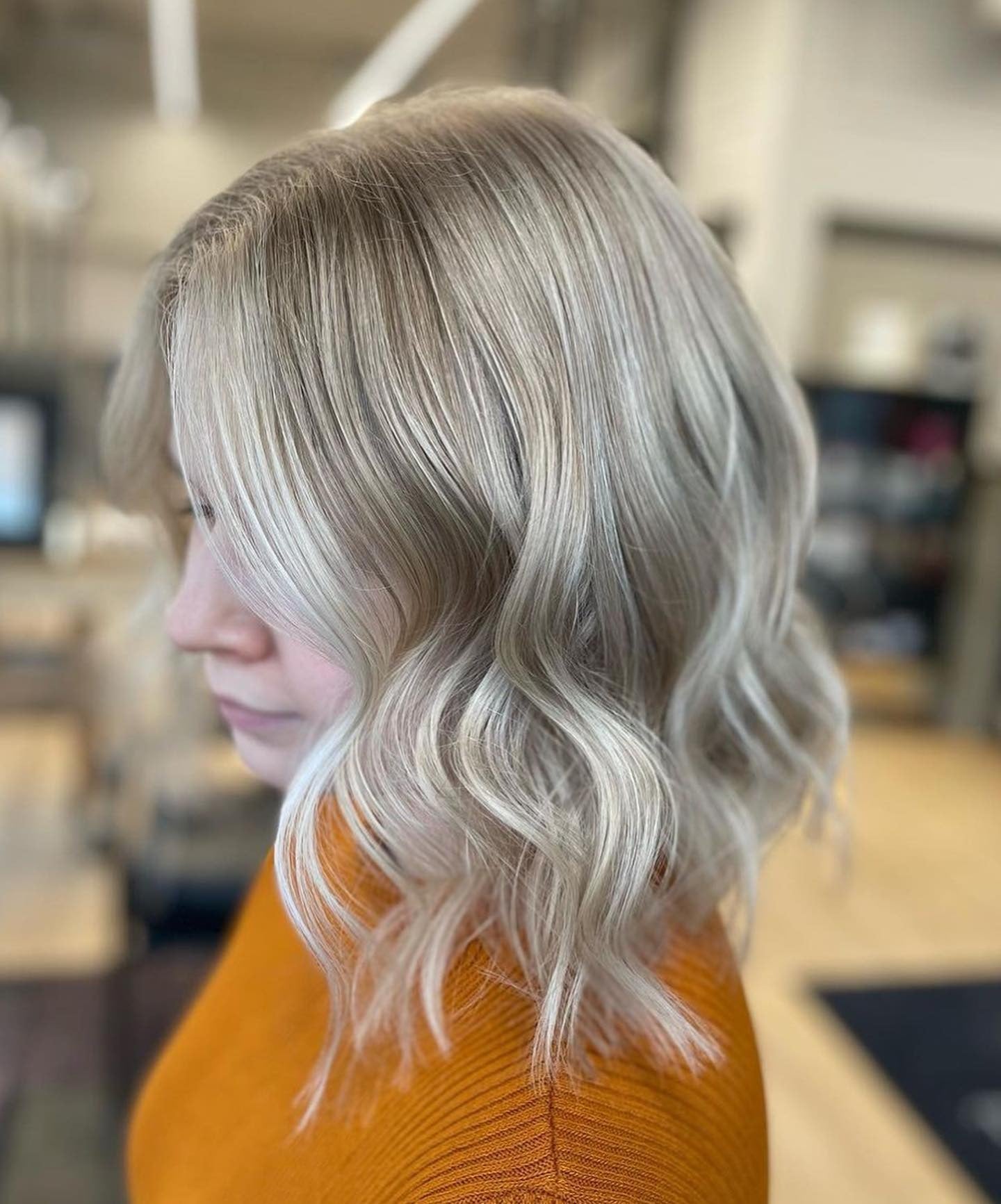 6. Eisblond mit polierten Wellen (Pilzhaarfarbe)