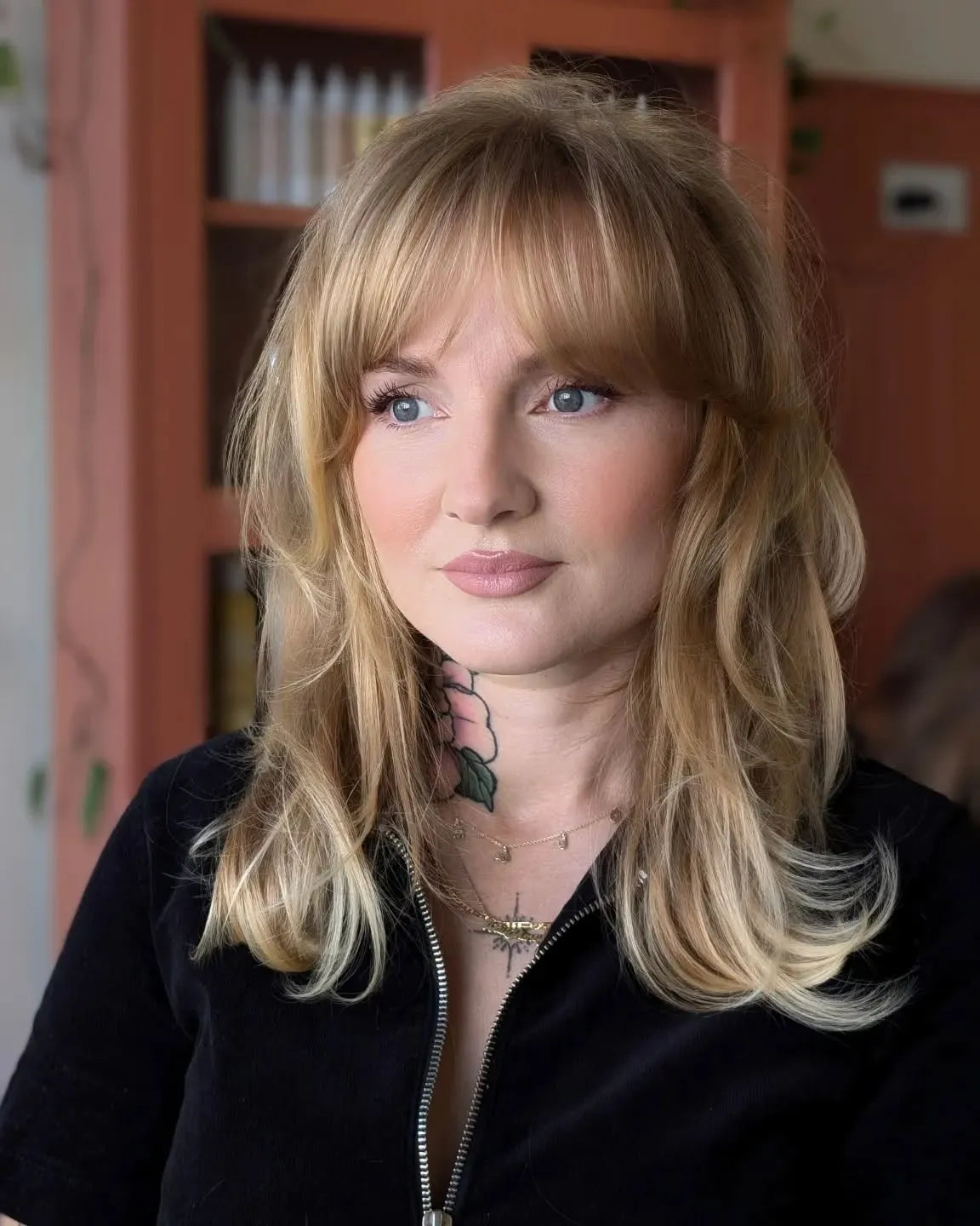 6. Layered Blonde mit abgerundeter Fransen (Fringe Frisuren)