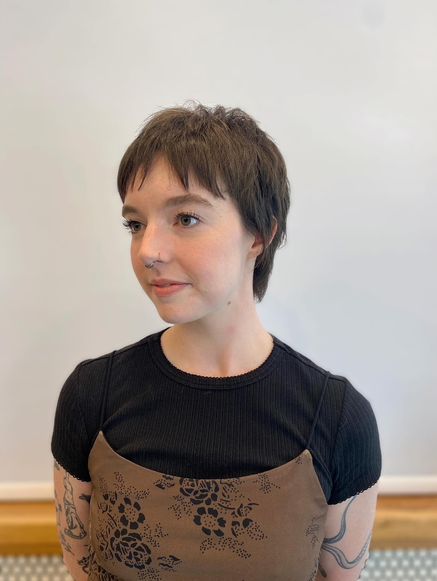 6. Geschichtete Pixie-Vokuhila-Mischung in Aschbraun (Pixie-Haarschnitte)