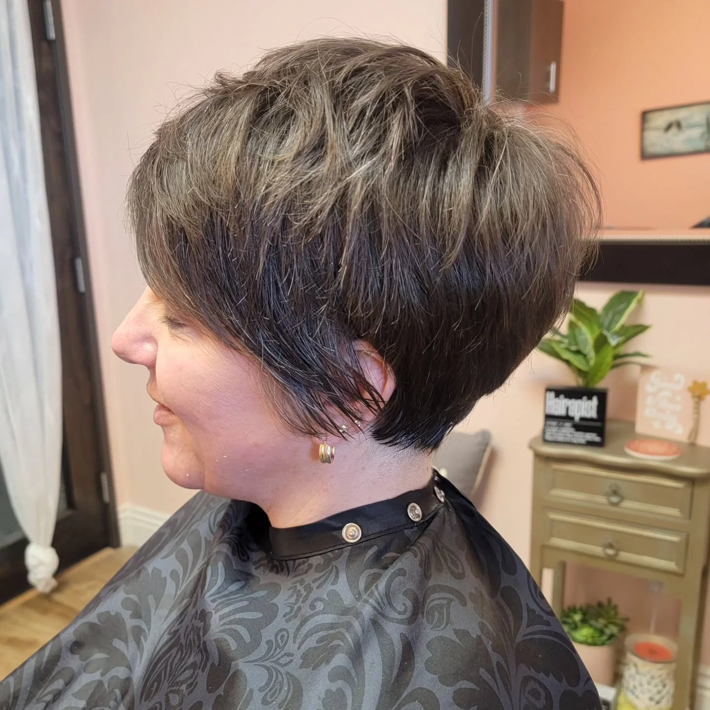 6. Layered Pixie Bob mit Dimensional Charcoal Brown (Pixie Bob Haarschnitte)