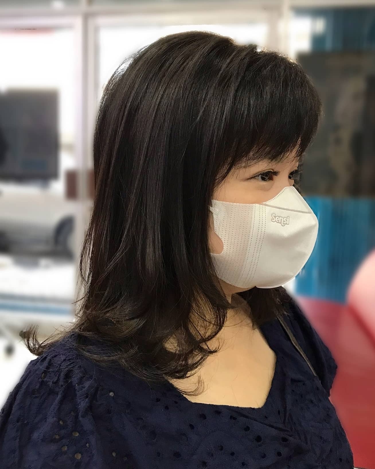 6. geschichtete schulterlange geschnitten mit leichten Vorhang Pony (mittelgroße Frisuren)