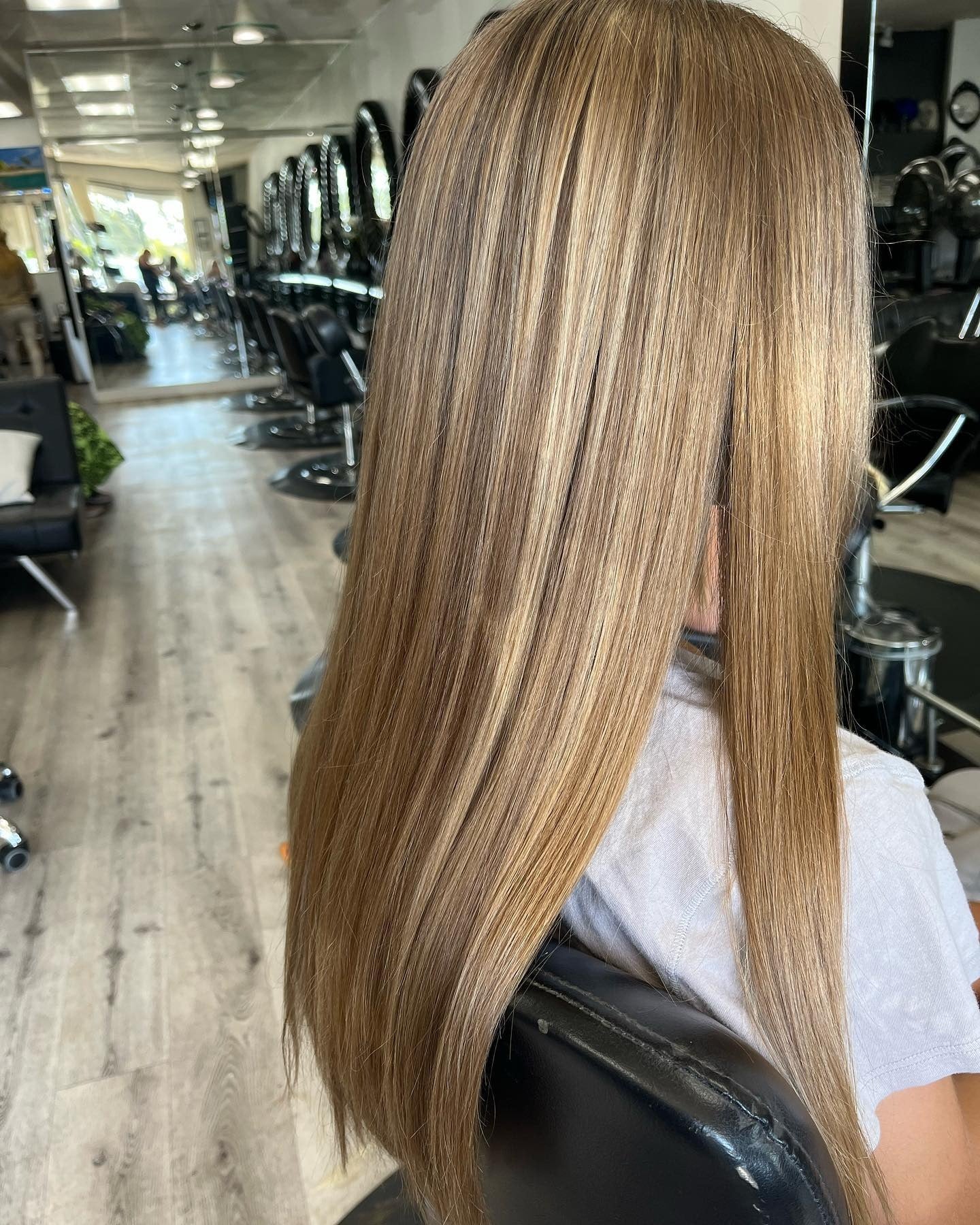 6. Lebendiges Blond mit sanfter Schichtung (hebt die Haarfarbe hervor)