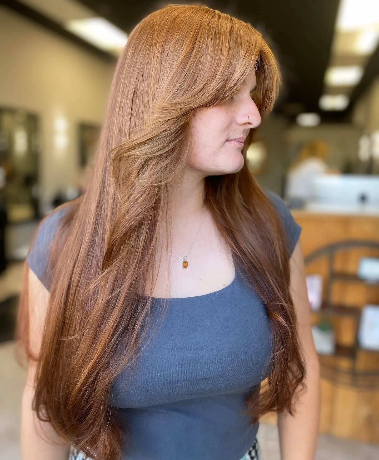 6. Langes geschichtetes Haar mit luftigen Fransen in Mittelbraun (lange geschichtete Frisuren mit Pony)