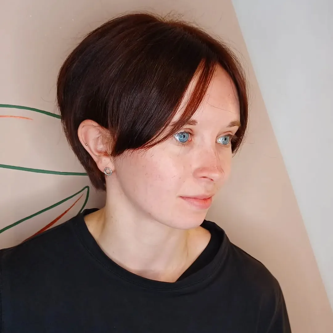 6. Klassischer Mahagoni-Pixie-Bob mit Mittelscheitel (Pixie-Bob-Haarschnitt)
