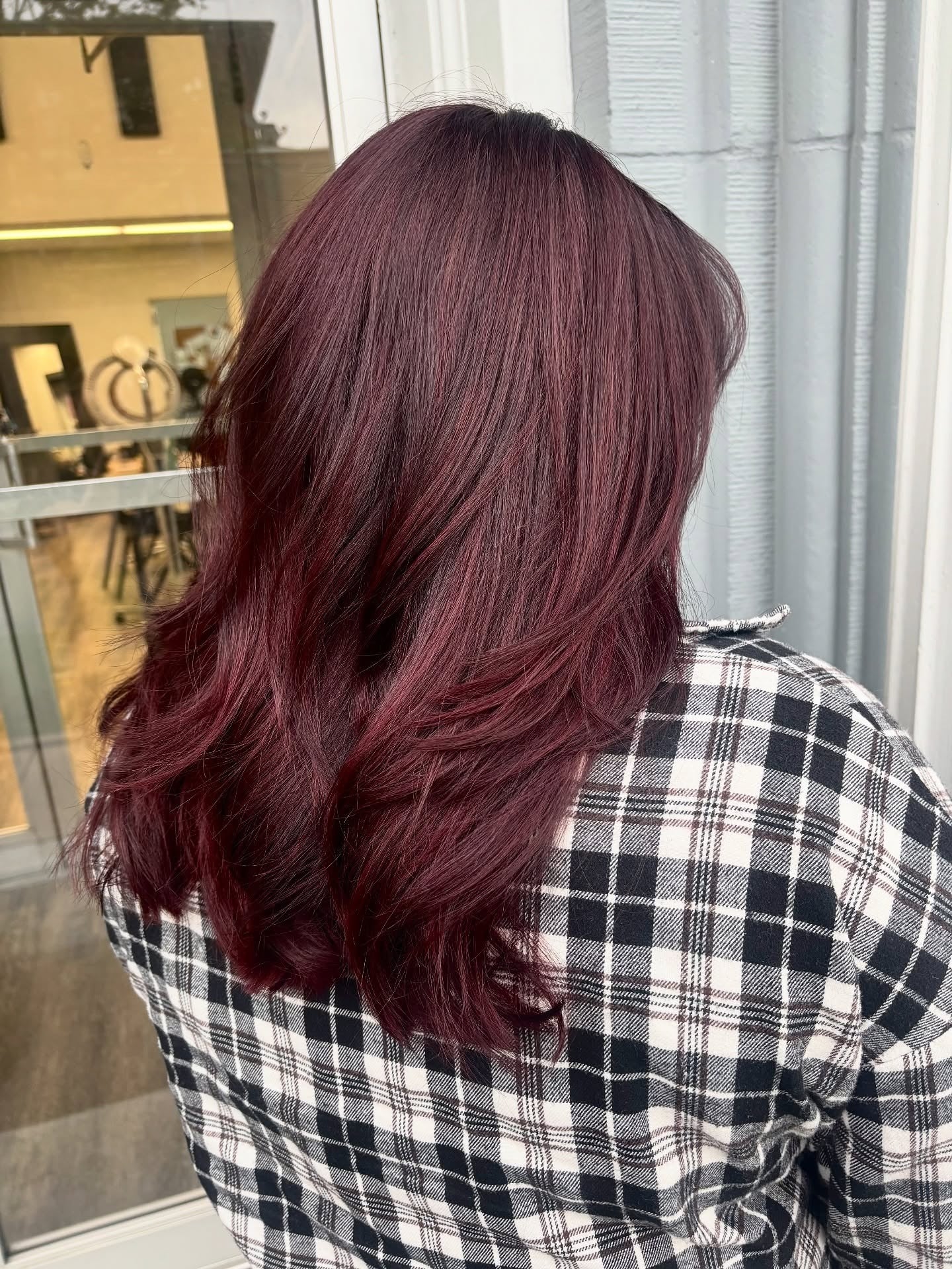 6. Mittellange Schichten in kräftigem Burgunderrot (Burgunder-Haarfarbe)