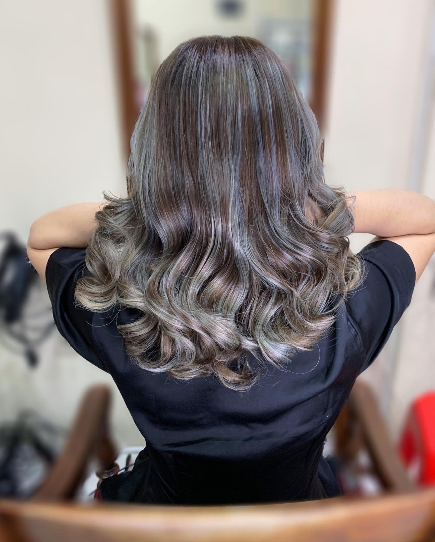 6. Metallic Silber Locken mit Asche Tönen (silberne Haarfarbe)