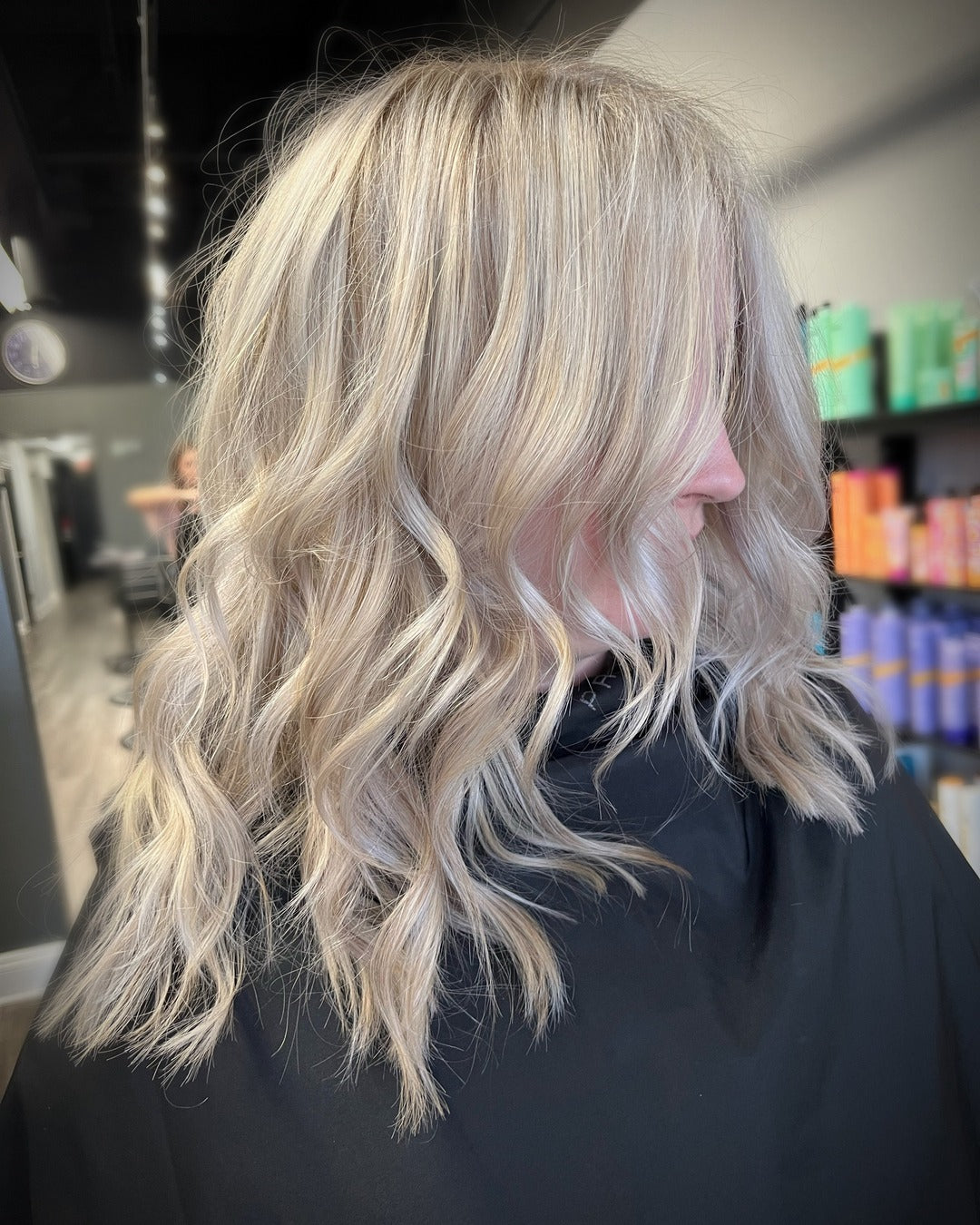 6. mittelgroße Ascheblonde Wellen mit Vorhangrand (Ascheblonde Haarfarbe)