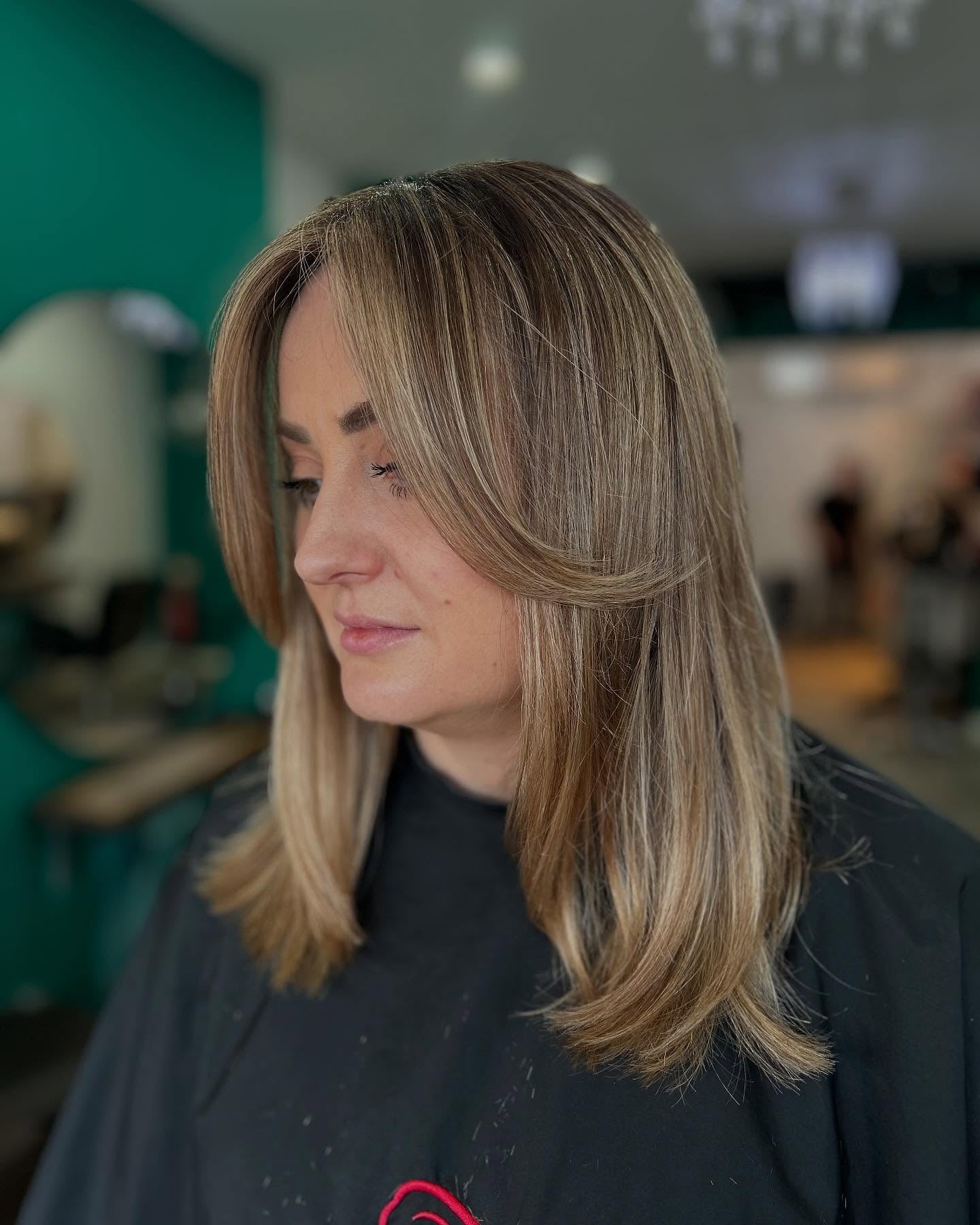 6. Schichten mit mittlerer Länge mit dimensionalen Honig-Lowlights (Honigblonde Haare mit Highlights)