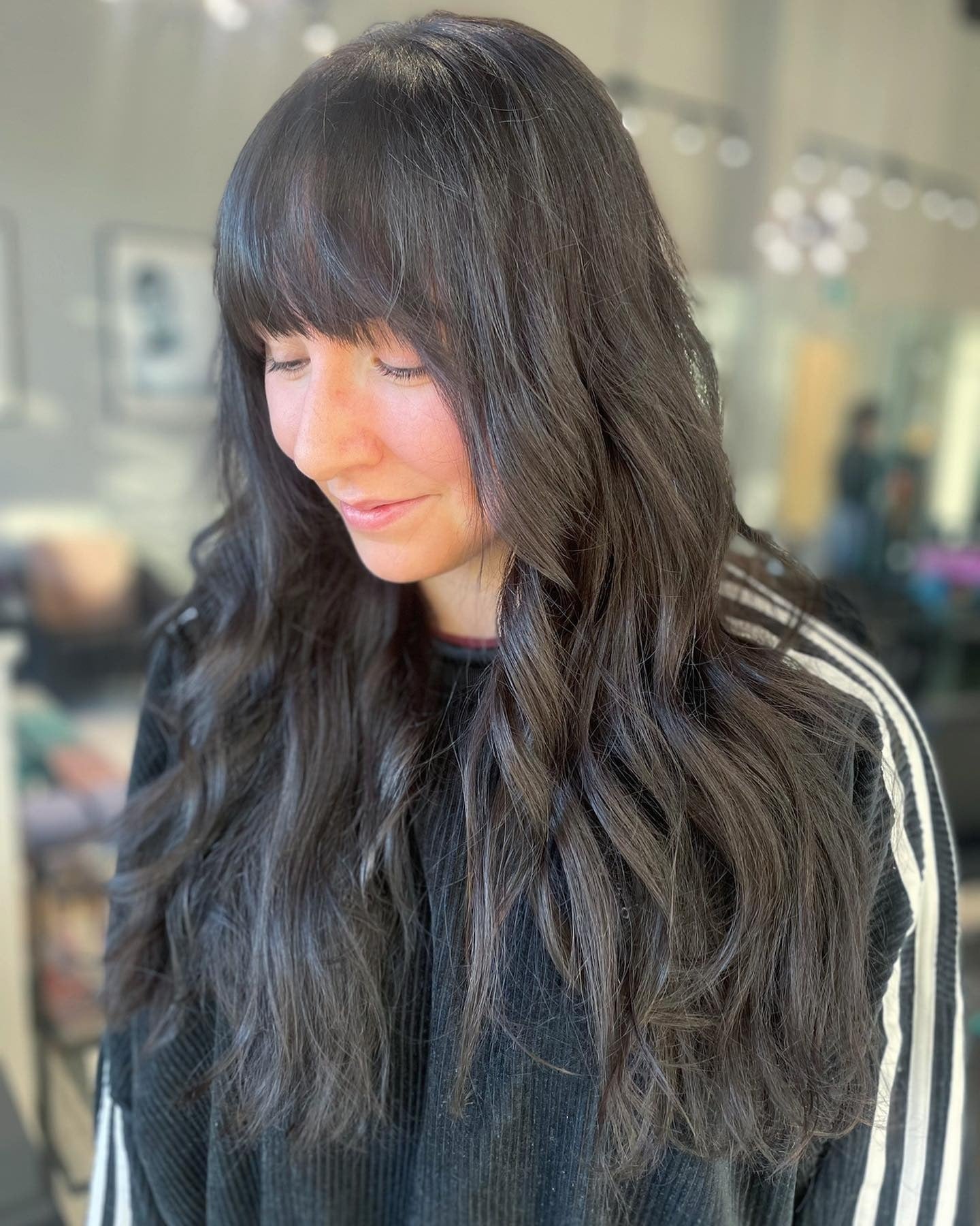 6. Mitternachtsbrünette mit voluminösen Schichten (langes Haar mit zarten Fransen)
