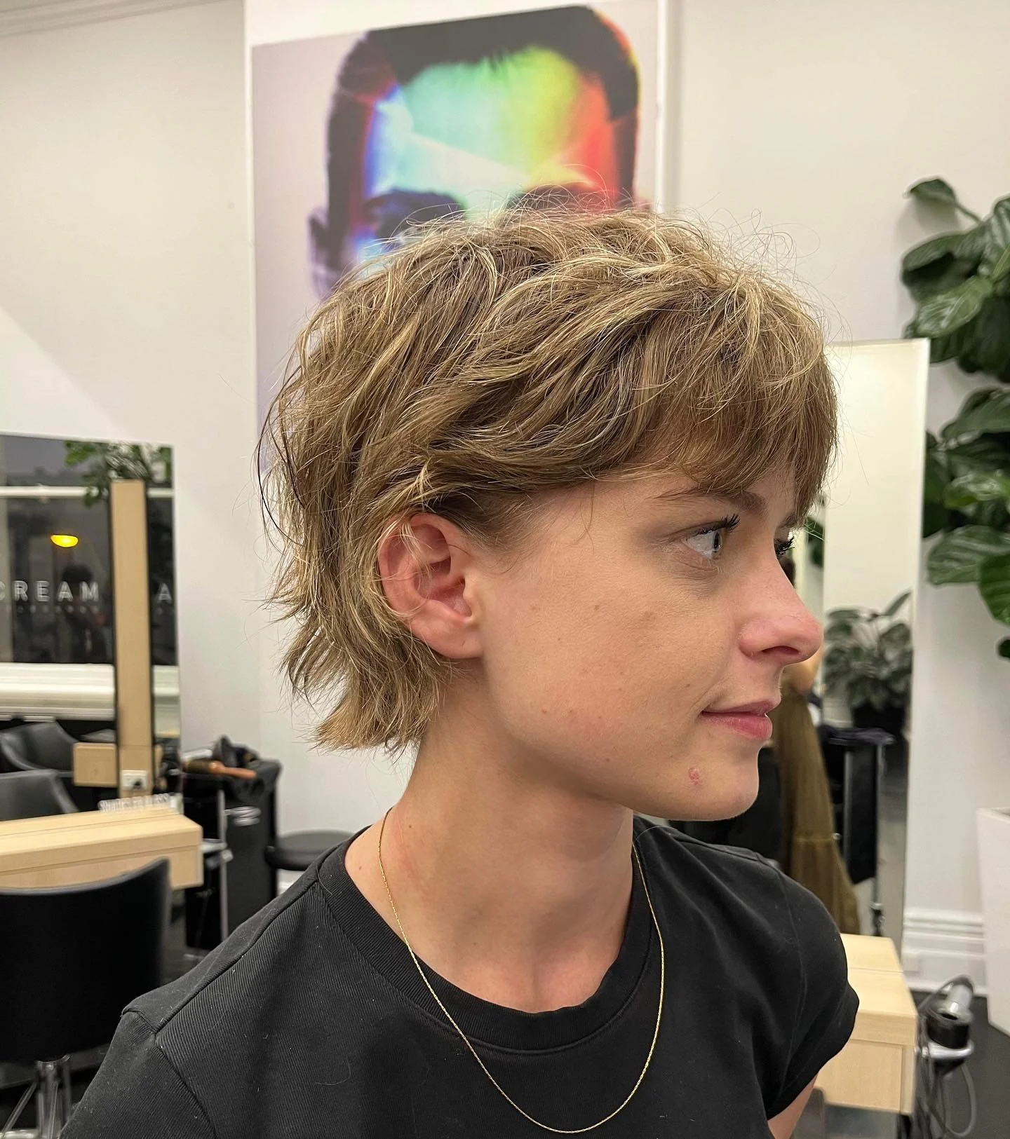 6. Moderner zotteliger Pixie in aschigem Hellbraun (zotteliger Pixie-Haarschnitt)