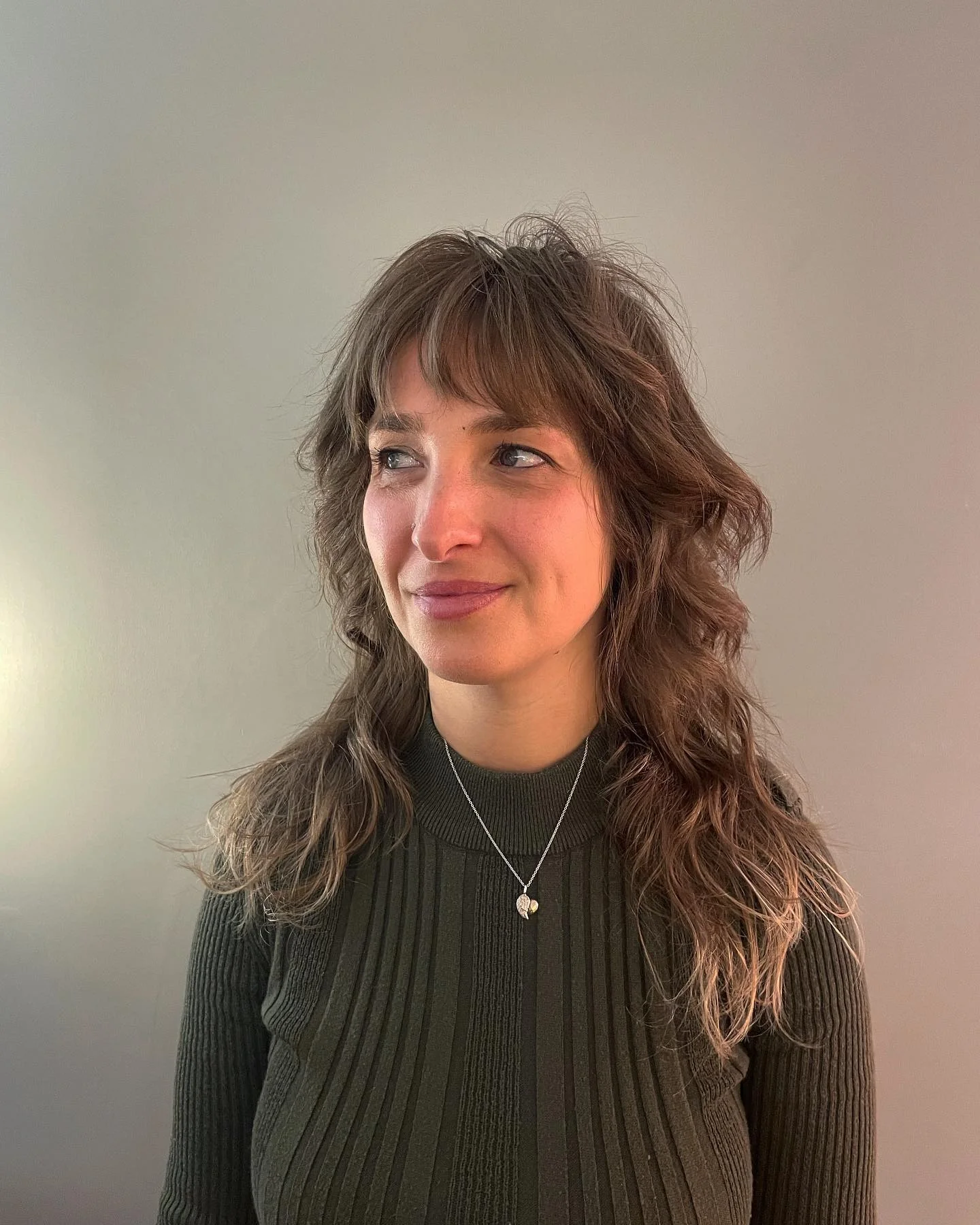 6. Heller Wolfsschnitt in natürlicher Asche (langer Wolfshaarschnitt)