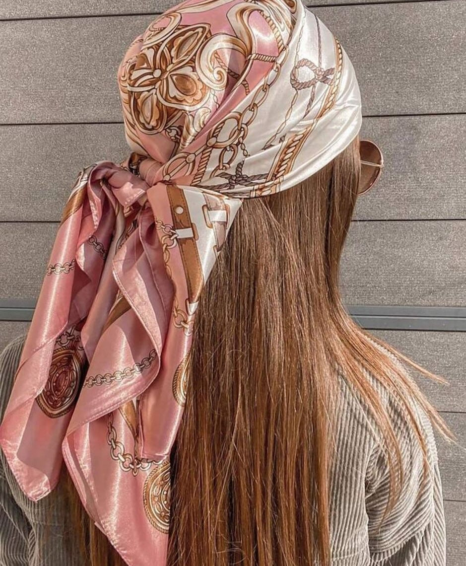 6. Pinkes Satin -Bandana mit schlankem, langem Haar (Bandana -Frisuren)