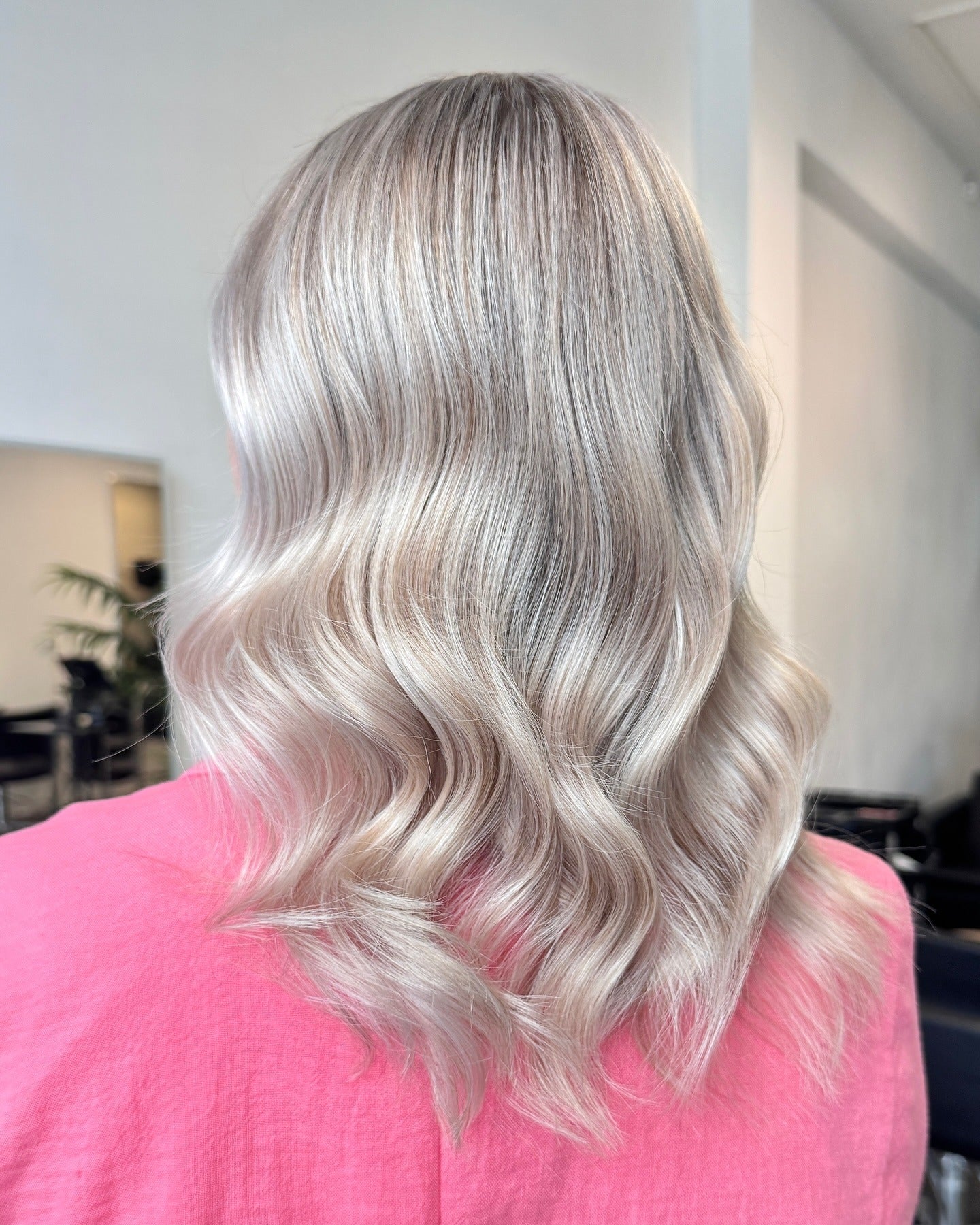 6. Platin -Champagnerwellen (Platinblondes Haar)