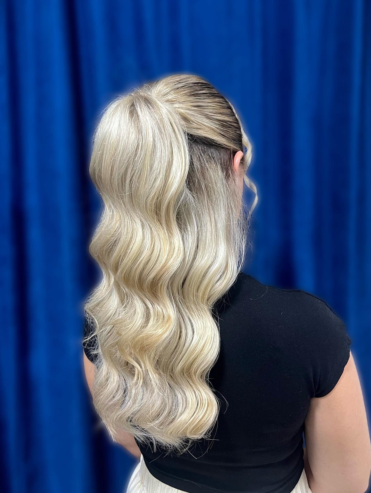 6. Platinum Hollywood -Wellen mit elegantem Aufzug (Frisuren Frühling)