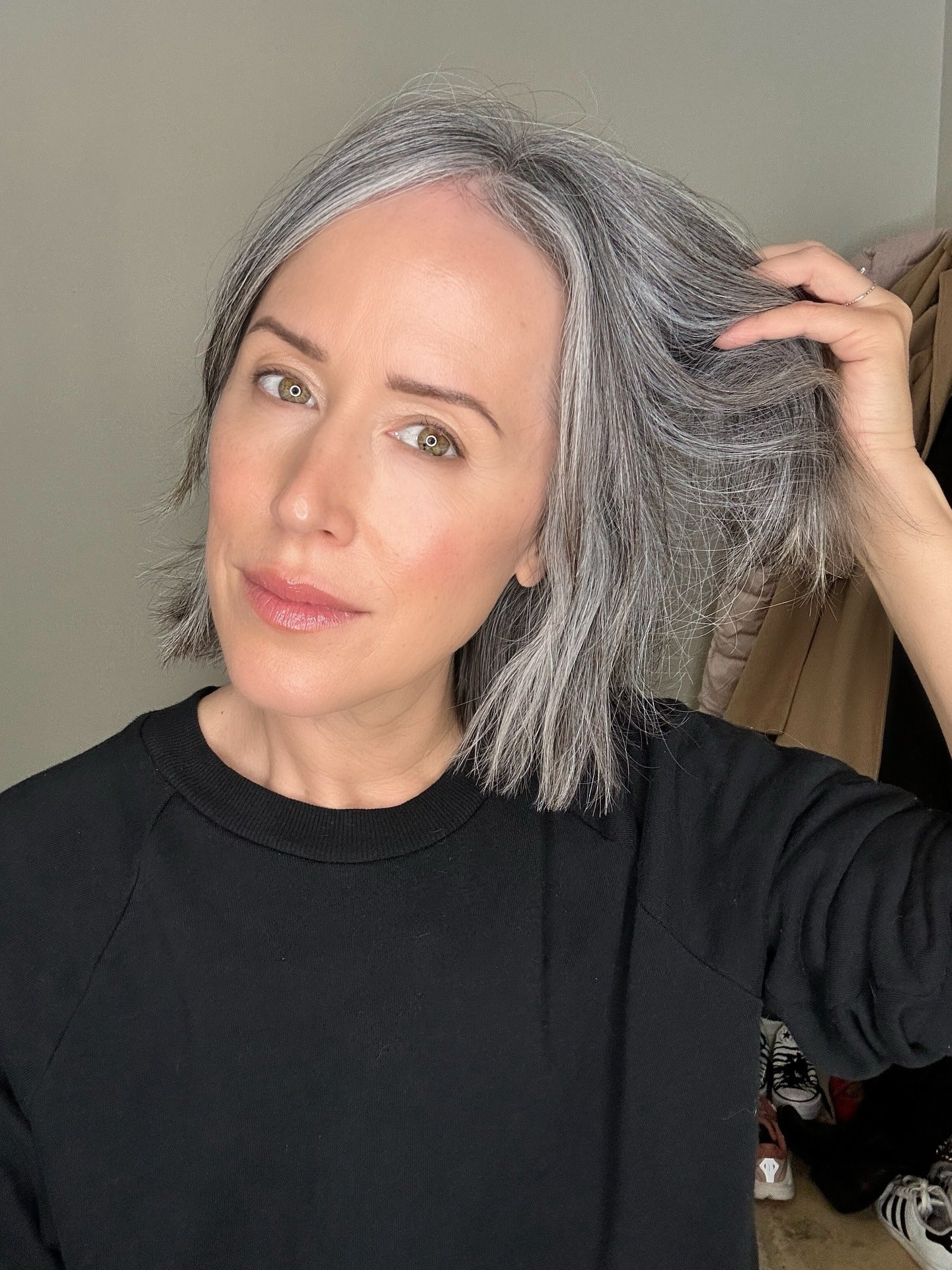 6. Platinsilber mit weichem Wurzelschatten und zotteligen Schichten (Silberhaarfarbe)