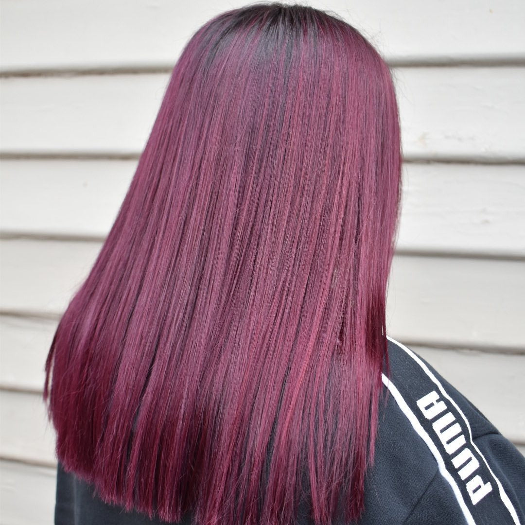 6. Pflaumentönte gerade geschnitten mit subtilem Glanz (Magenta Haarfarbe)
