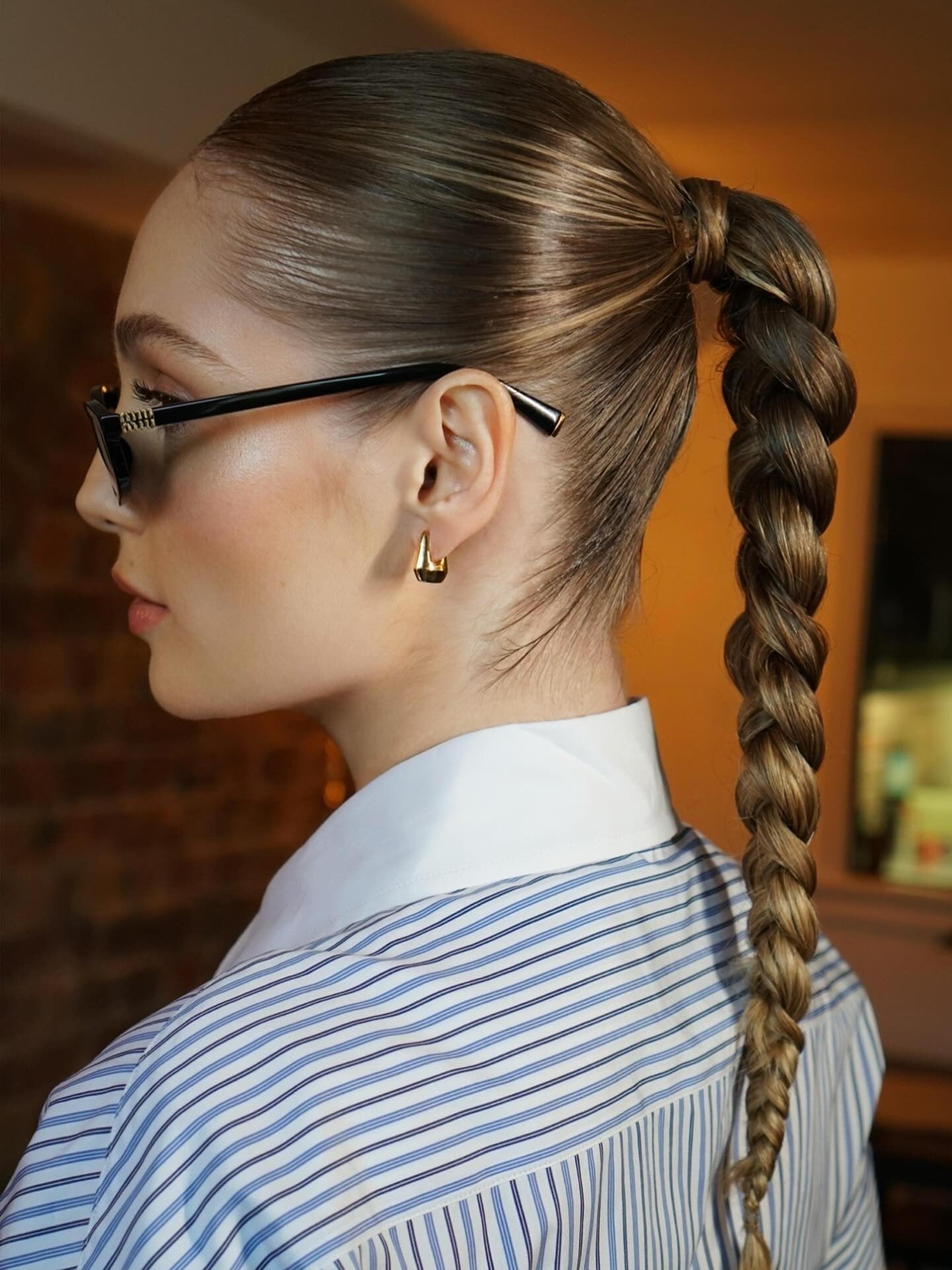 6. Poliert geflochtene, schlanke Pferdeschwanz (schlanke Frisuren)