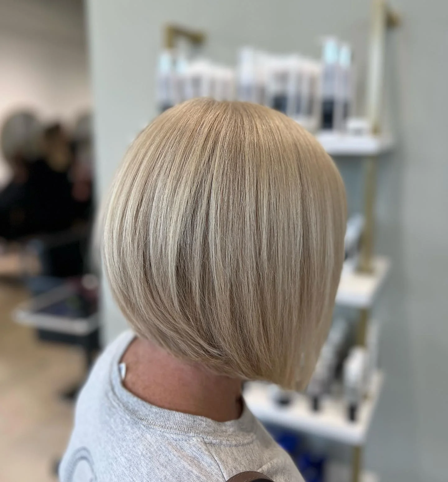 6. Präzisionsgewinkelter Bob mit sanftem Vanilleblond (gewinkelte Bob-Frisuren)