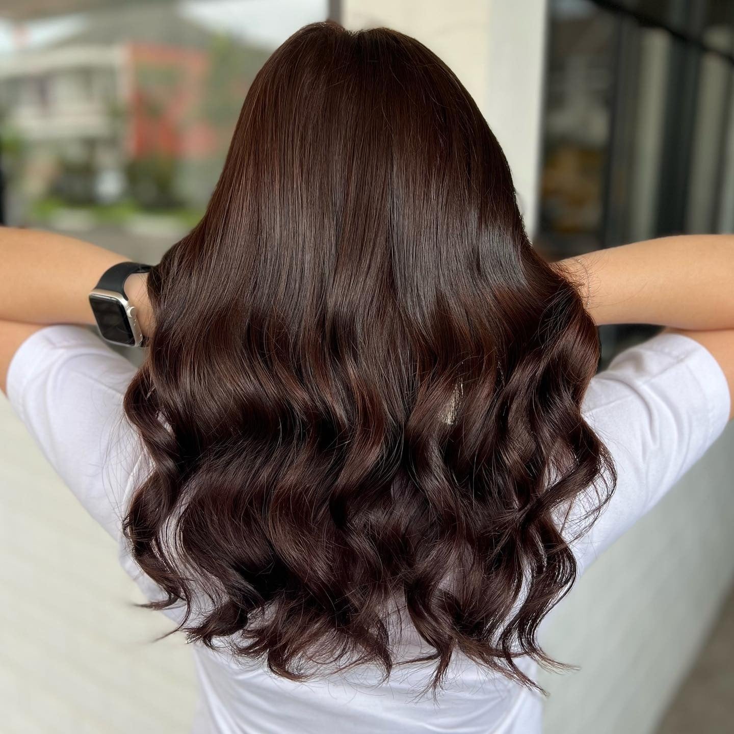 6. Rich Auburn braune Wellen (weiche braune Haarfarbe)