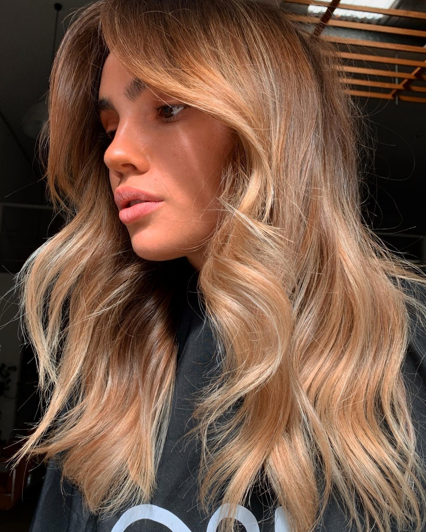 6. Sattes Karamellbraun mit samtigen Wellen (Karamell-Haarfarbe)