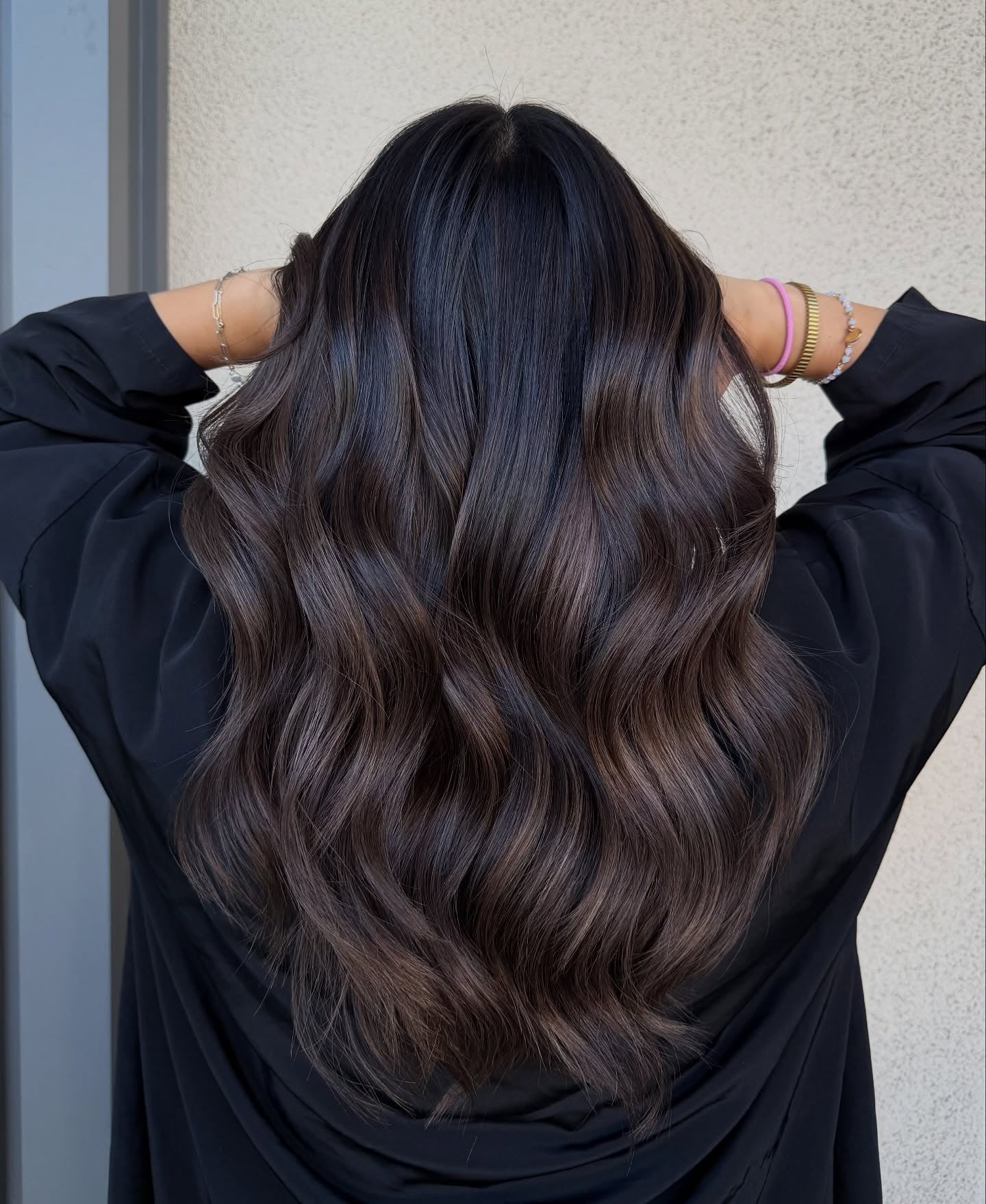 6. Sattes Schokoladenbraun mit polierten Wellen (schokoladenbraunes Haar mit Highlights)