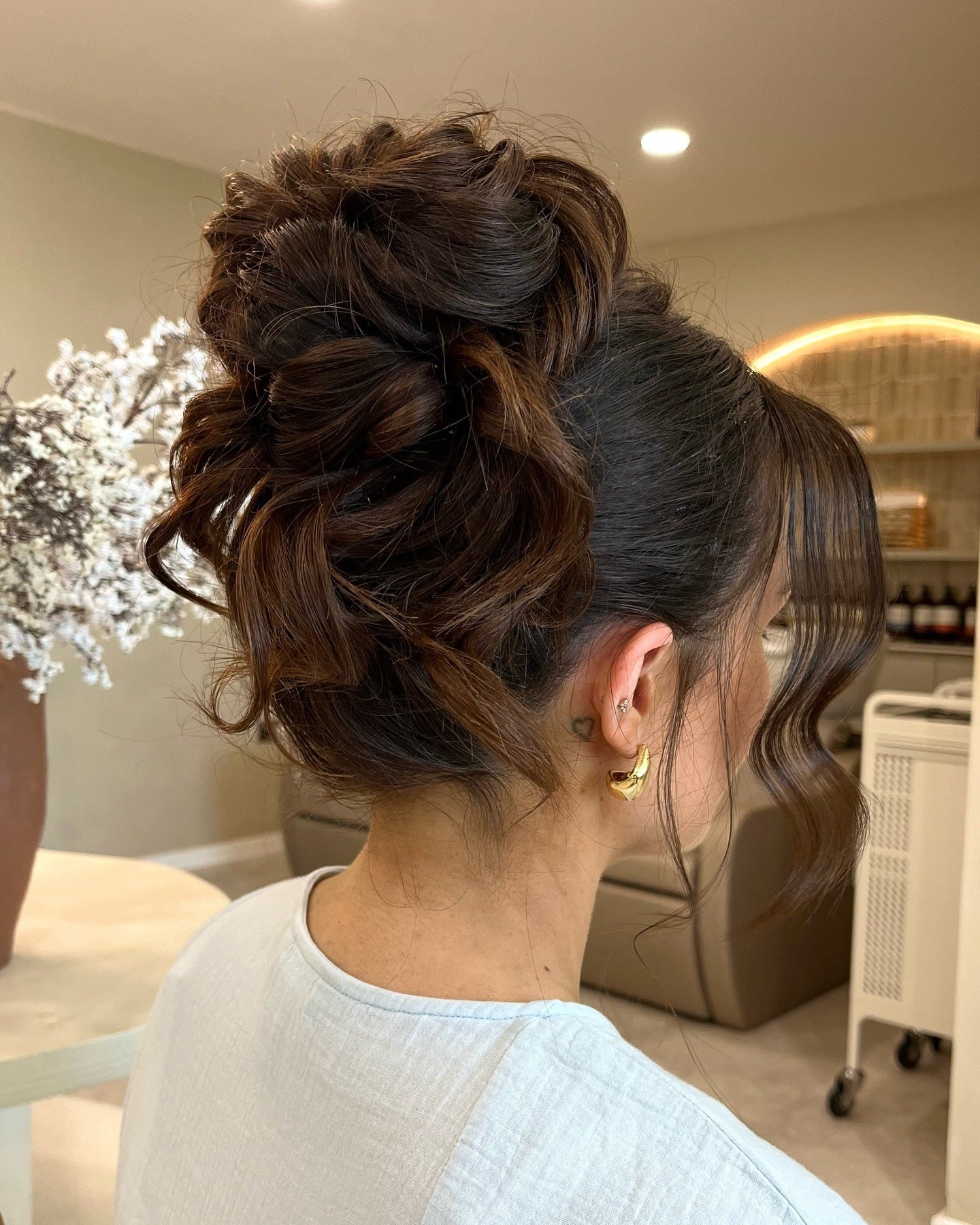6. Rich Chocolate Curly Updo (Messy Bun-Frisuren)