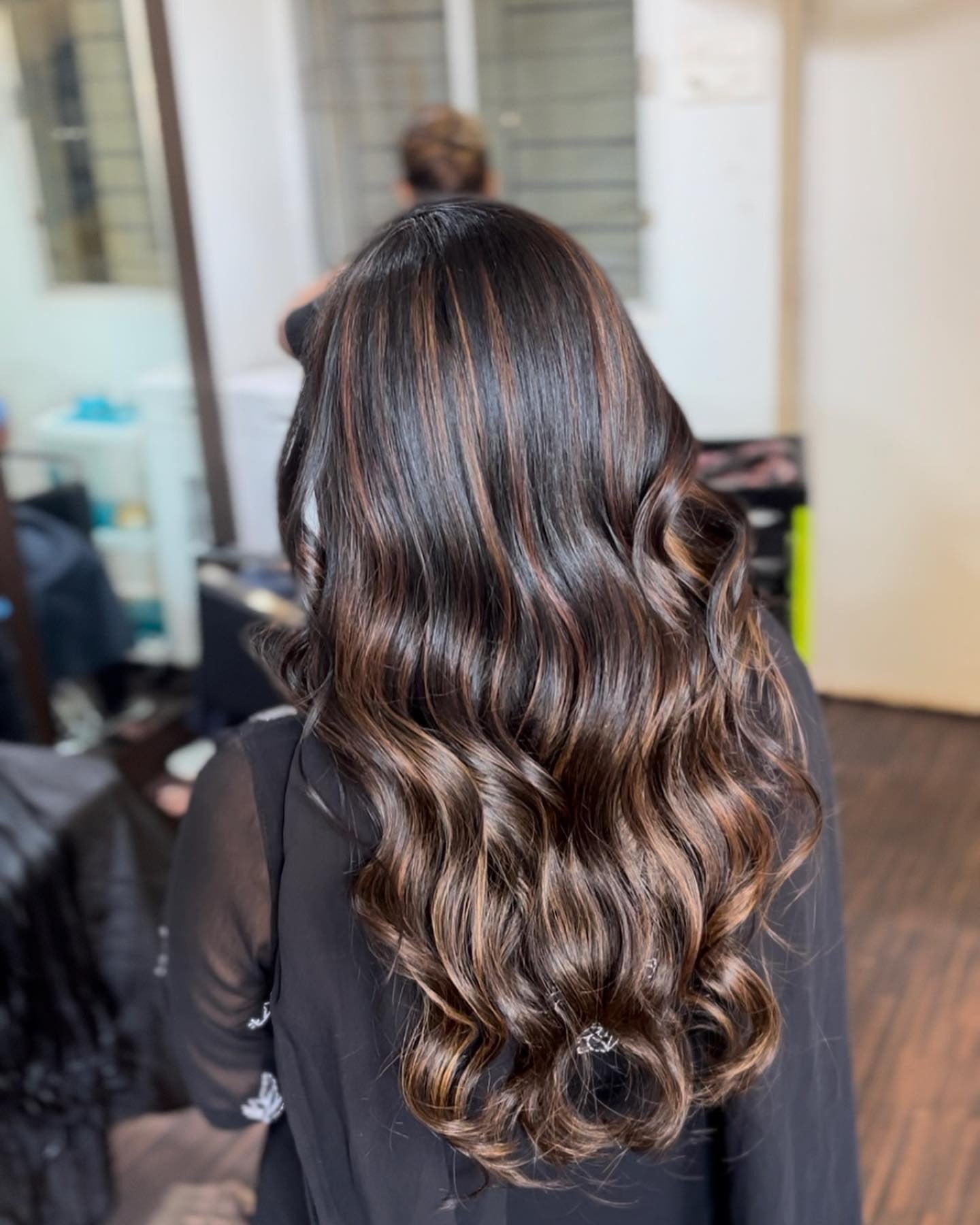 6. Reicher Espresso mit Zimtglanz (schokoladenbraunes Haar mit Highlights)