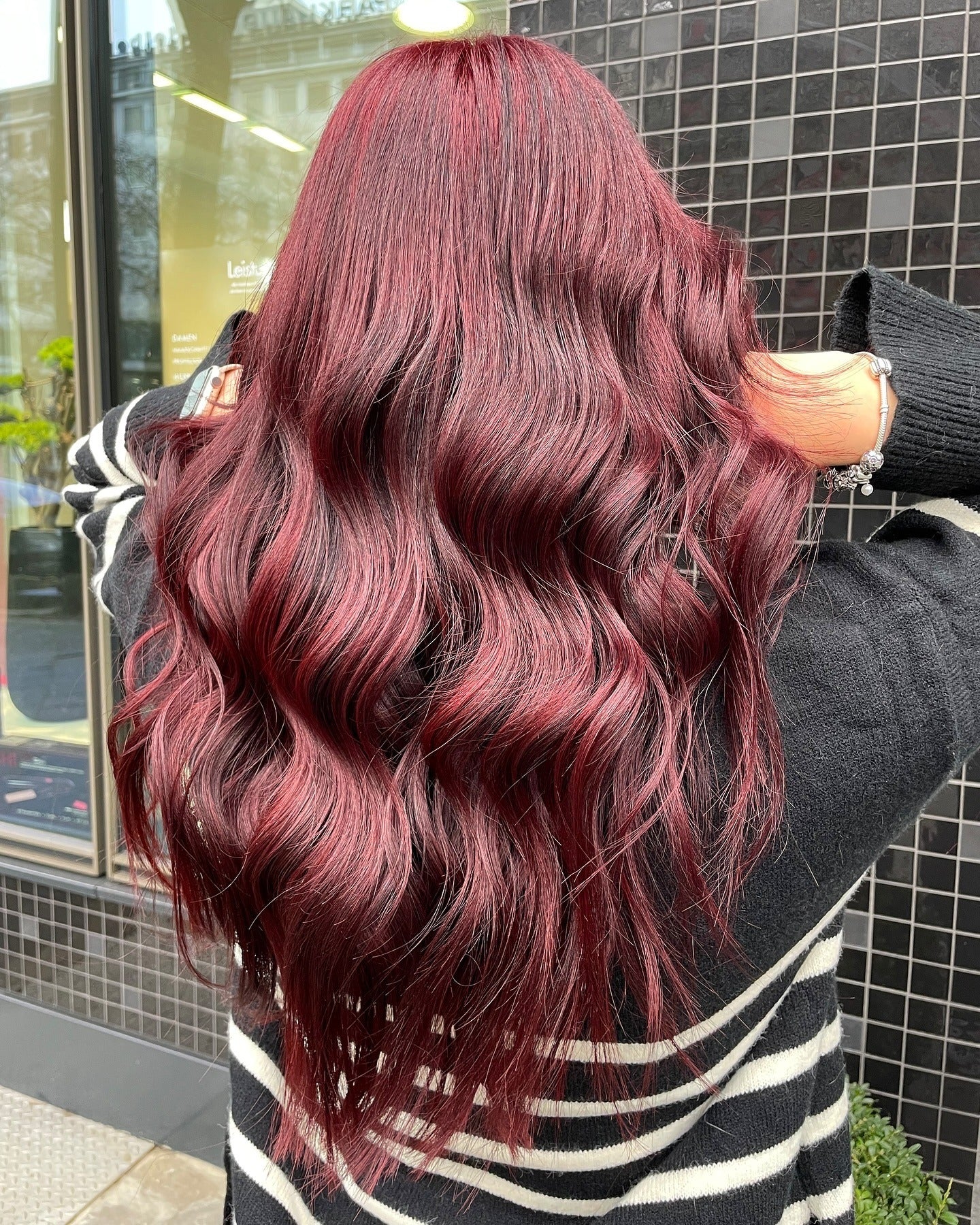 6. Reiche Sangria lange Wellen mit glänzendem Finish (dunkelrote Haarfarbe)