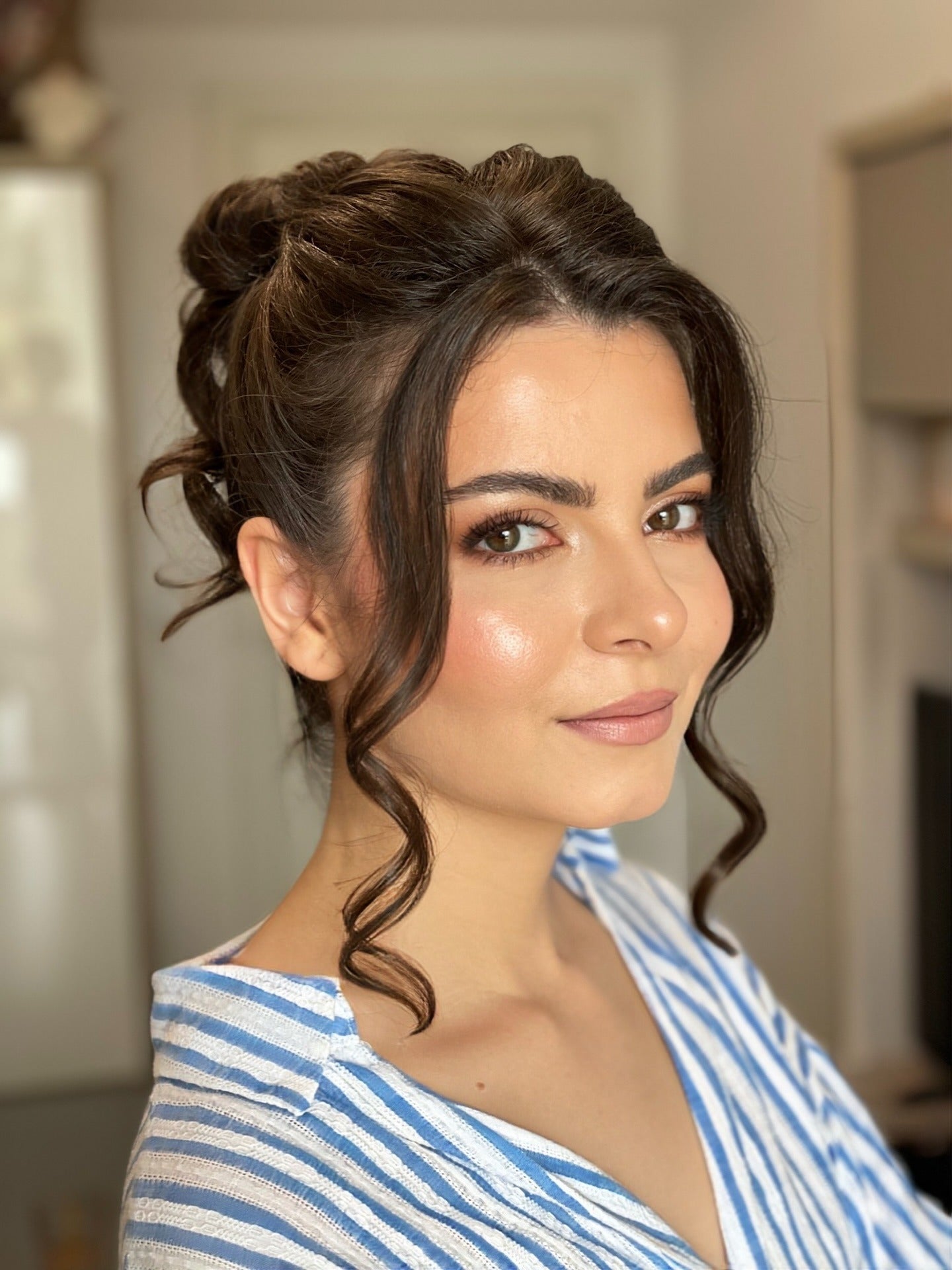 6. Romantische Hochsteckfrisur mit losen Locken (Brötchenfrisuren)