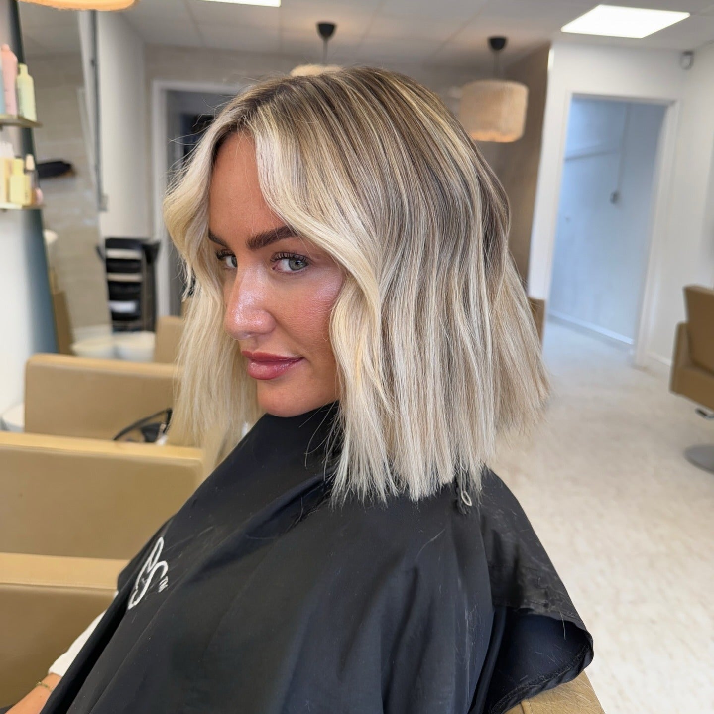 6. Rooted Champagne Tousled Bob (Tousled Bob-Haarschnitt)