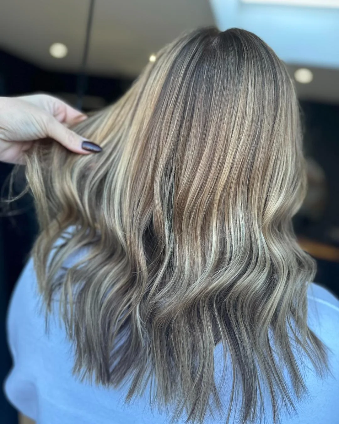 6. Wurzeliges Sandblond mit Karamell-Lowlights (Blondes Haar mit Lowlights)